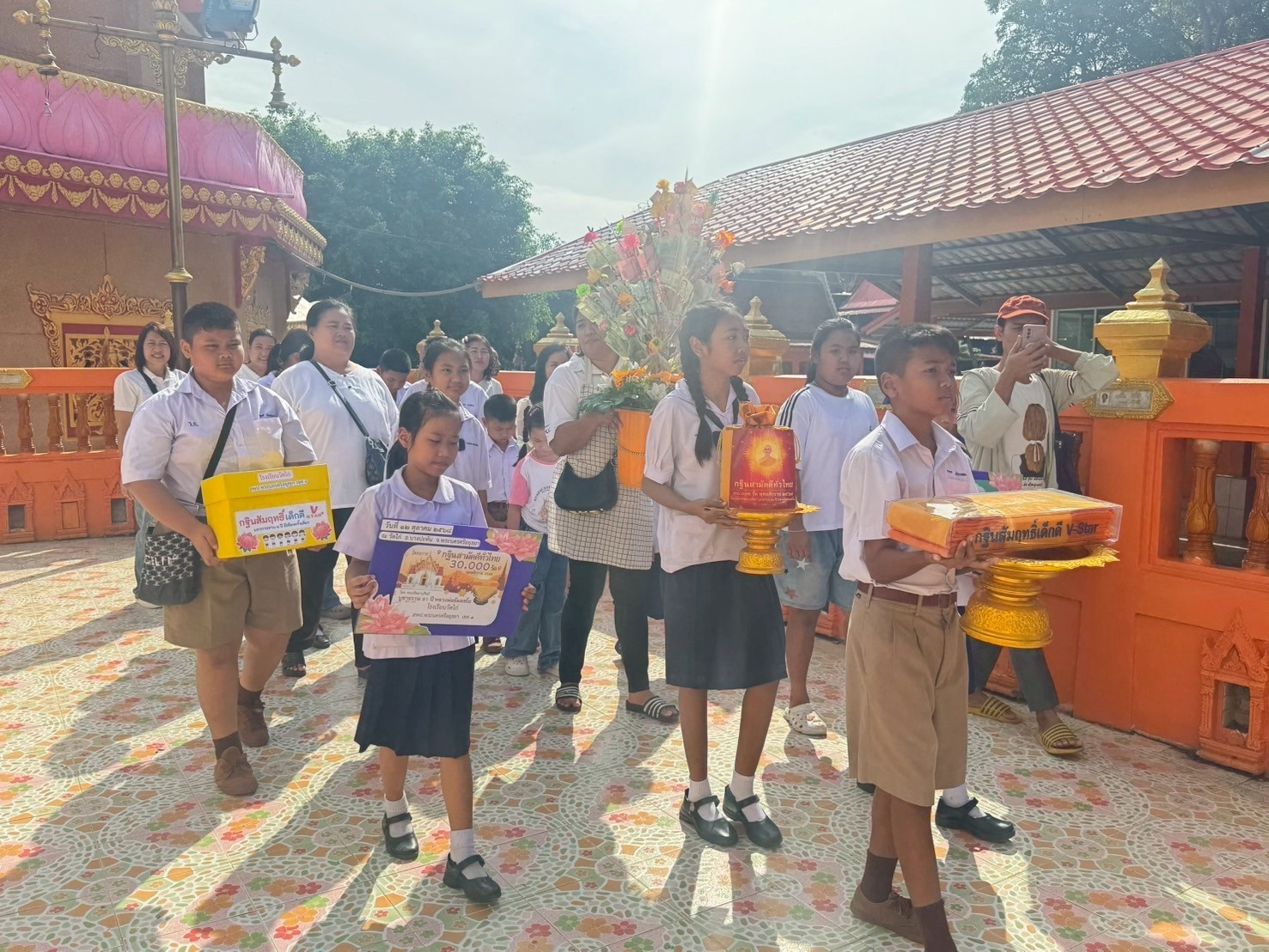 ภาพร่วมขบวนกฐินวัดไก่