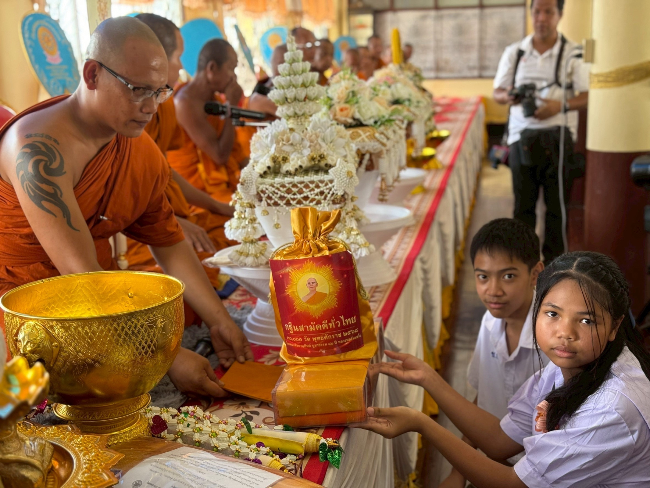 ภาพหมู่ถือพานถวายปัจจัยวัดปากช่องสาริกา