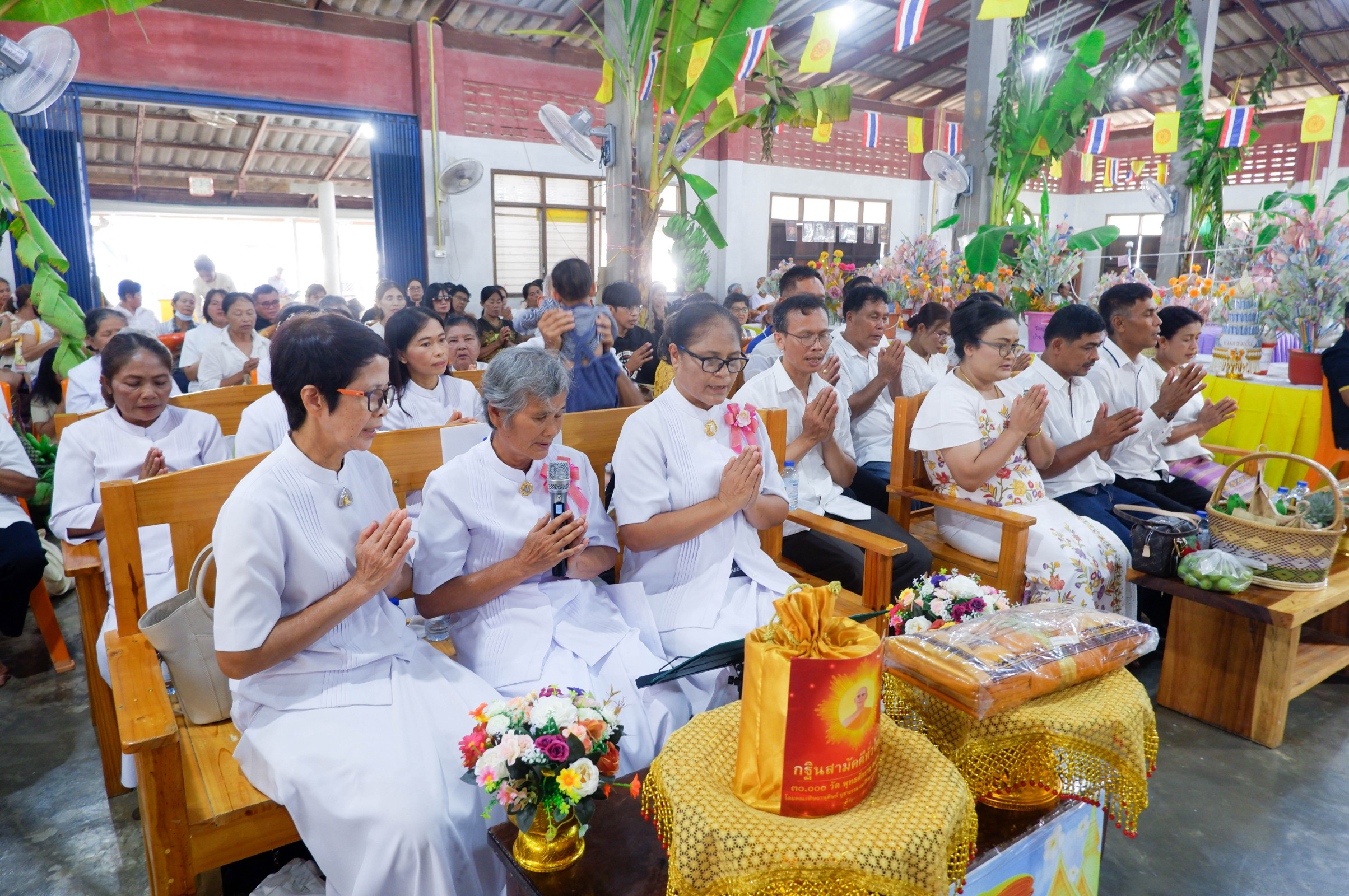 ภาพร่วมพิธีกรรมวัดคอกอ้ายเผือก