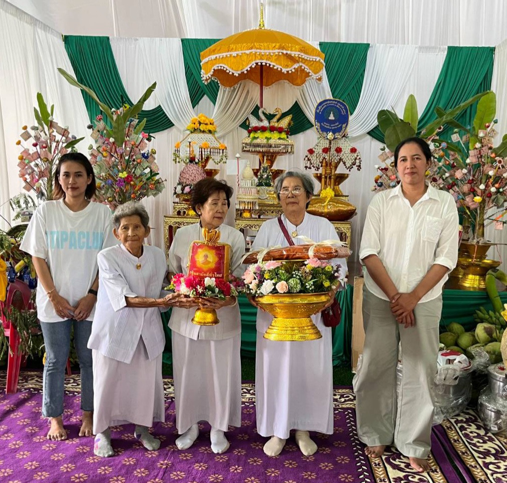 ภาพหมู่ถือพานถวายปัจจัยวัดอัมพวัน