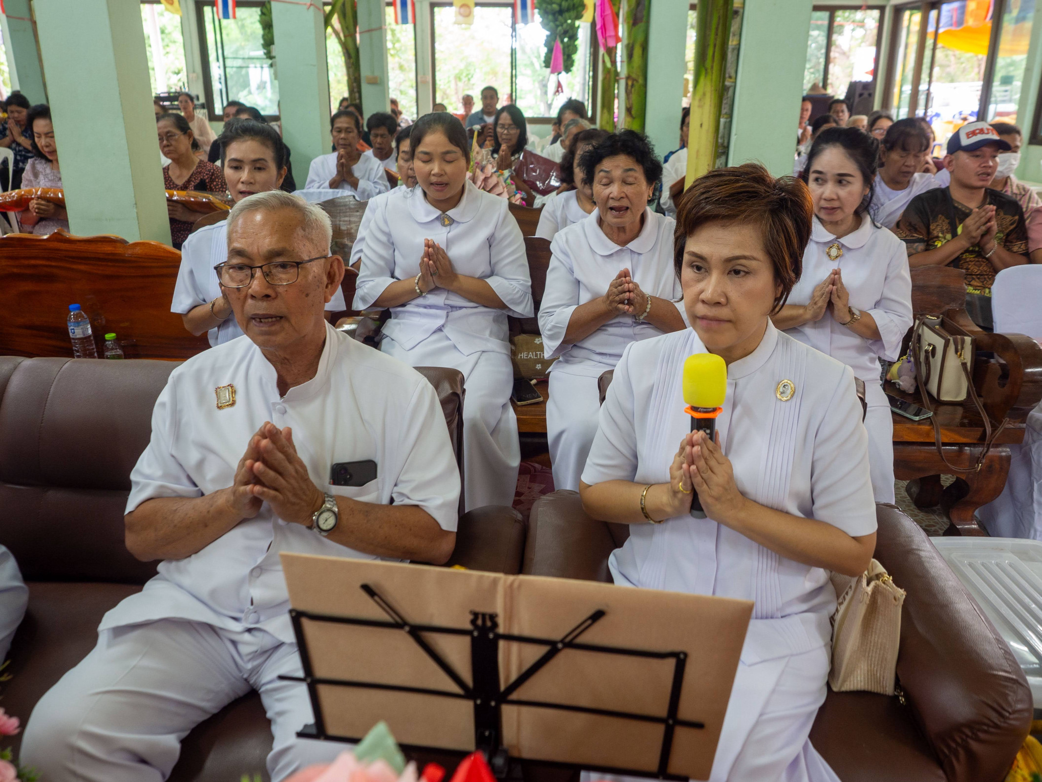 ภาพหมู่ถือพานถวายปัจจัยที่พักสงฆ์เขาพุคำ