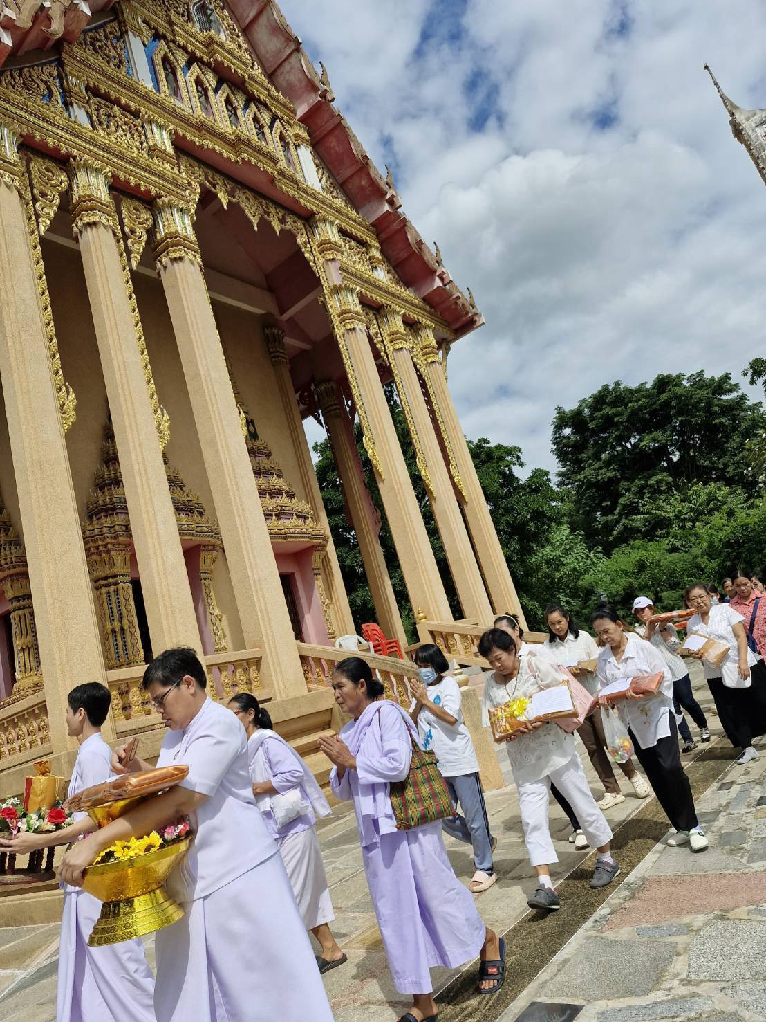 ภาพร่วมพิธีกรรมที่พักสงฆ์ป่าน้ำตกเขมโก
