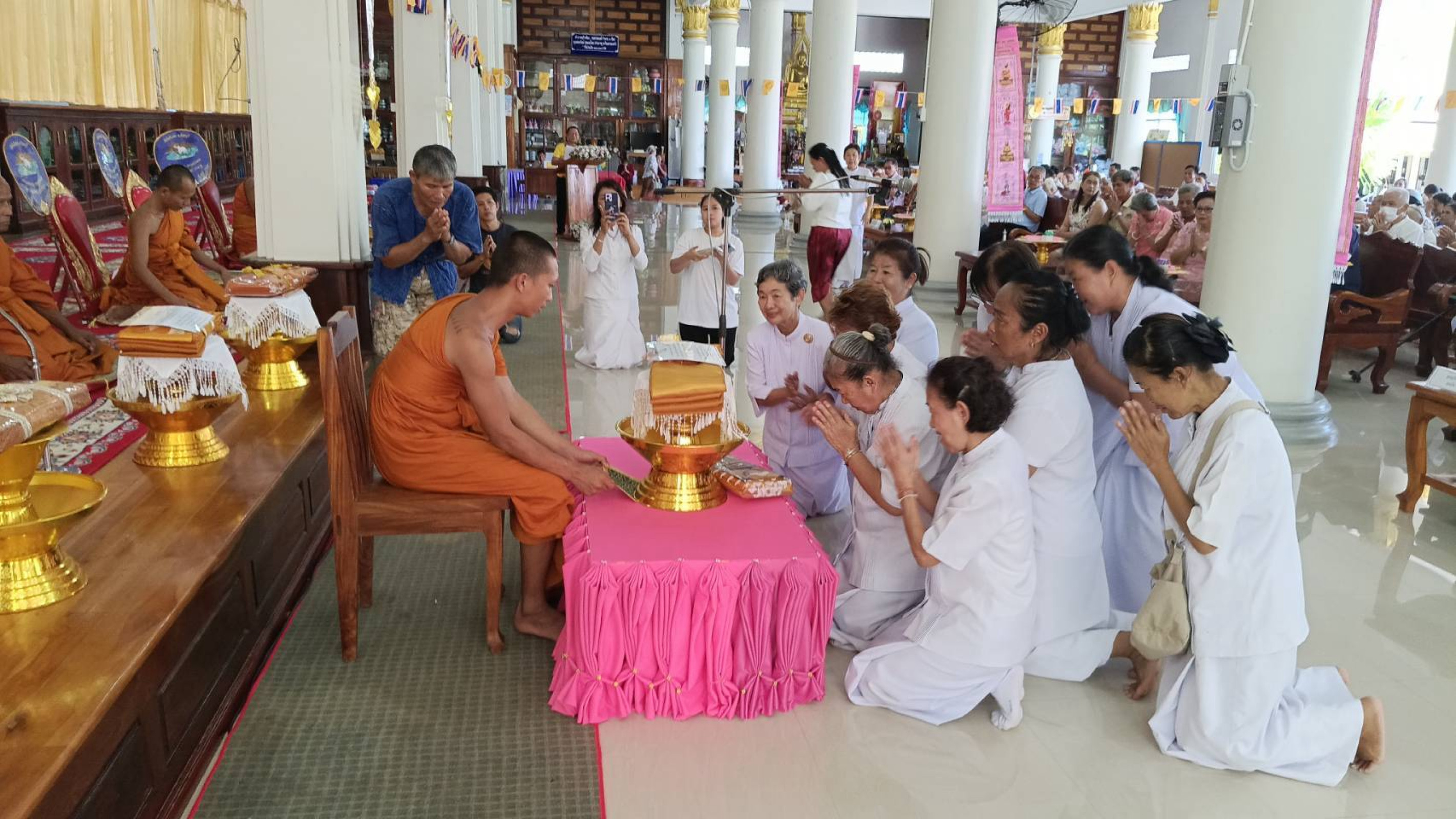 ภาพร่วมพิธีกรรมวัดวังอีแอ่น