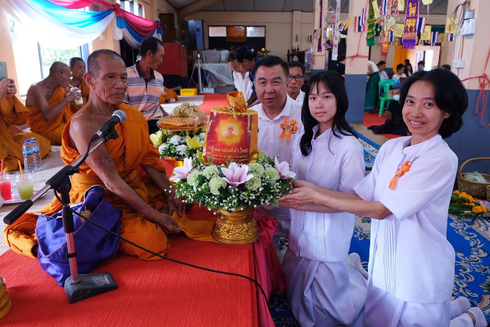 ภาพการถวายปัจจัยวัดหัวกระสังข์