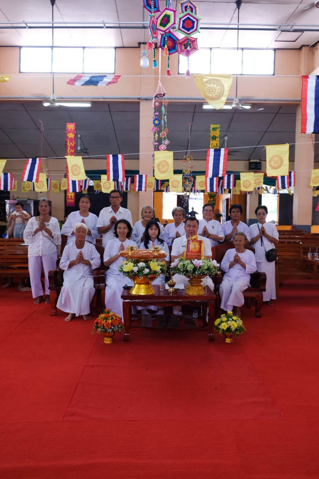 ภาพหมู่ถือพานถวายปัจจัยวัดหัวกระสังข์