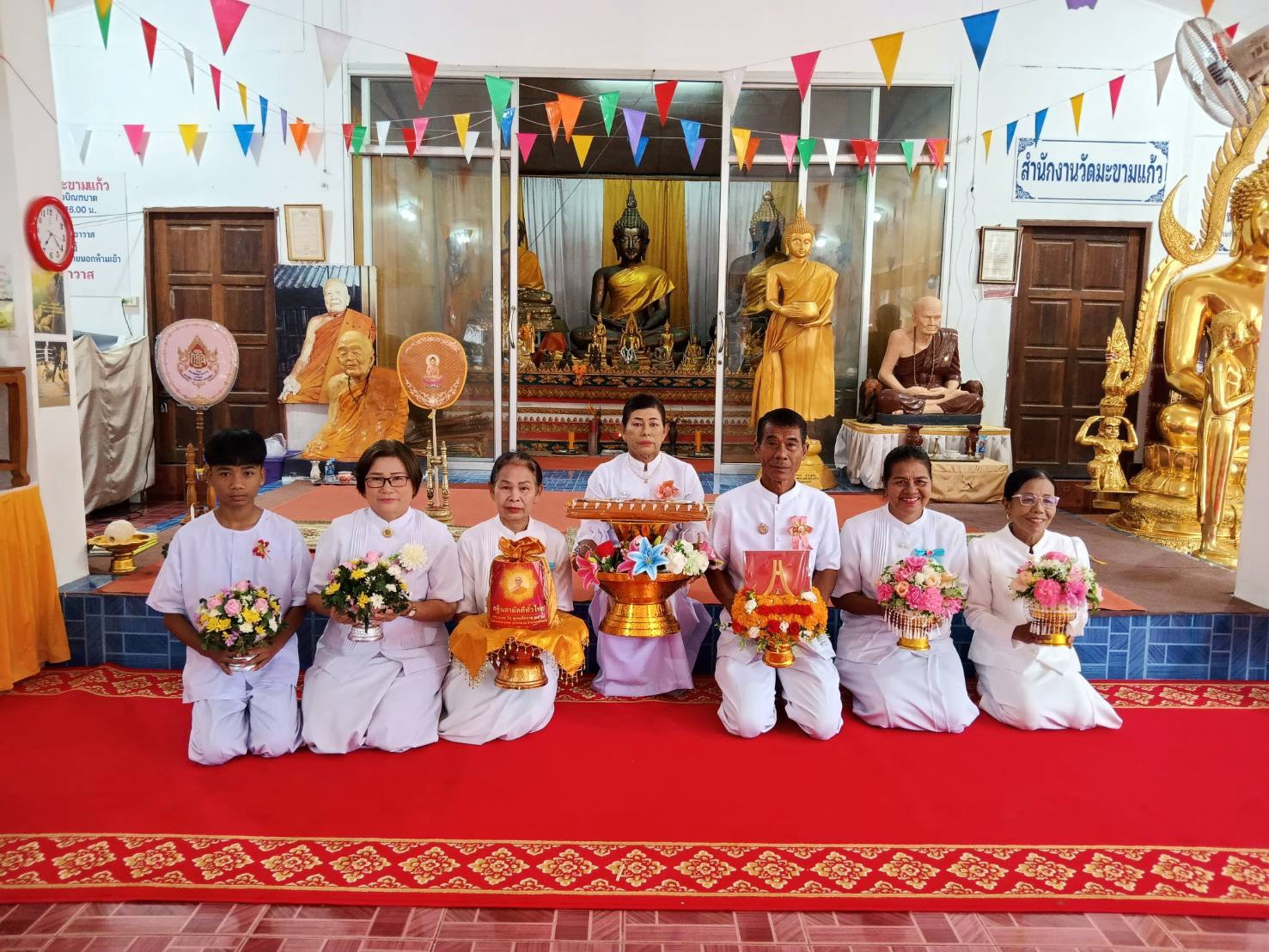 ภาพหมู่ถือพานถวายปัจจัยวัดมะขามแก้ว