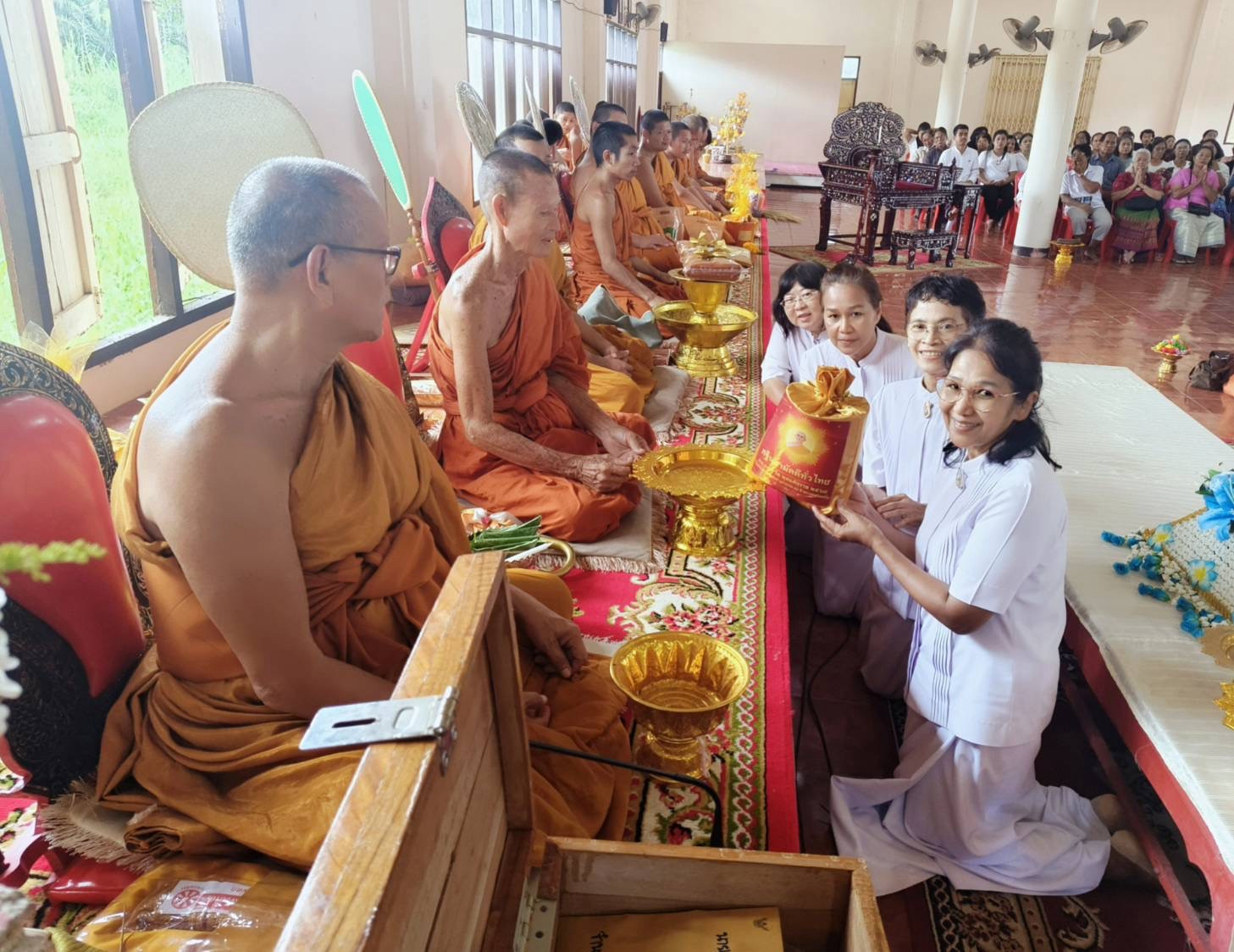 ภาพการถวายปัจจัยวัดหัววัง