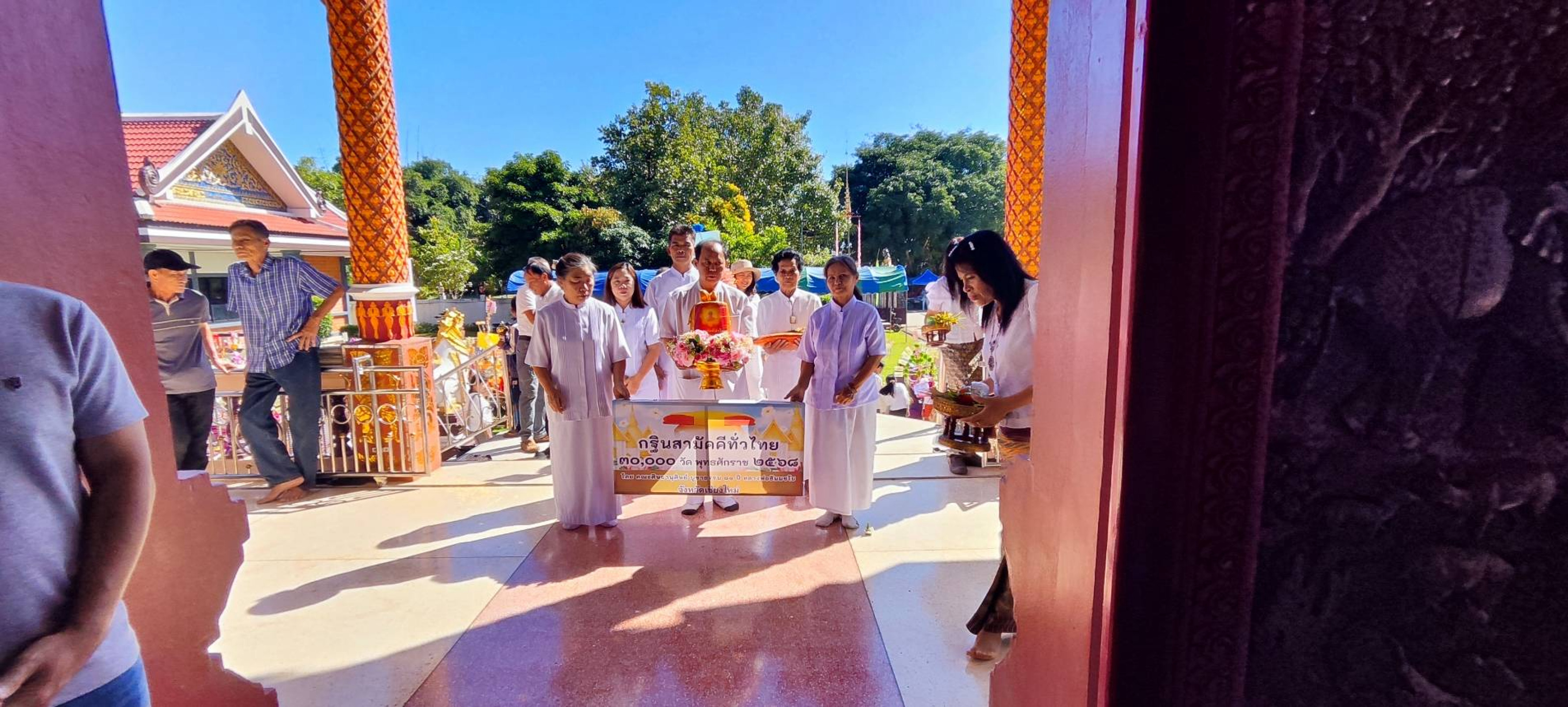 ภาพหมู่ถือพานถวายปัจจัยวัดคงคานิมิตร