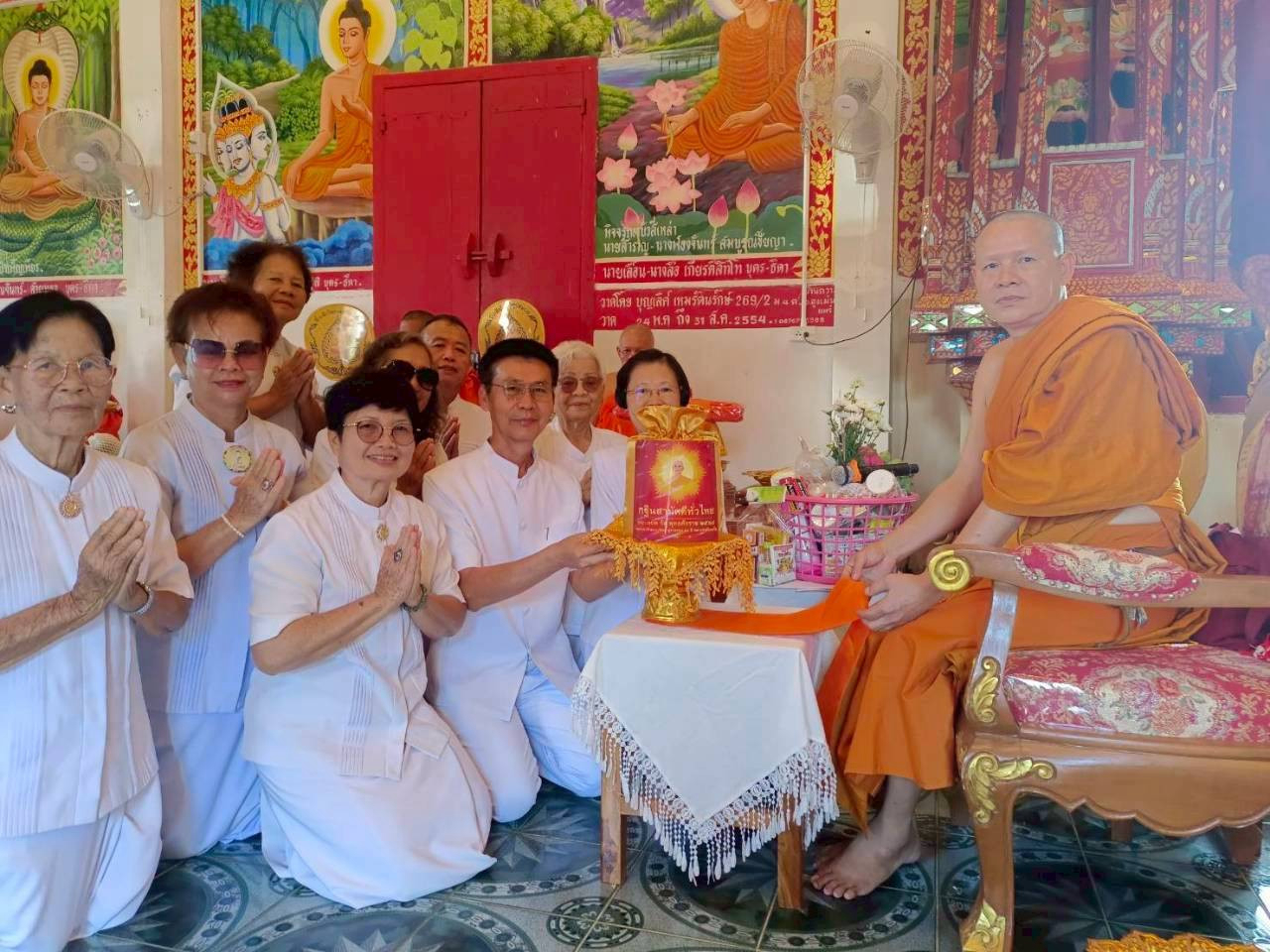 ภาพการถวายปัจจัยวัดหาดลี่