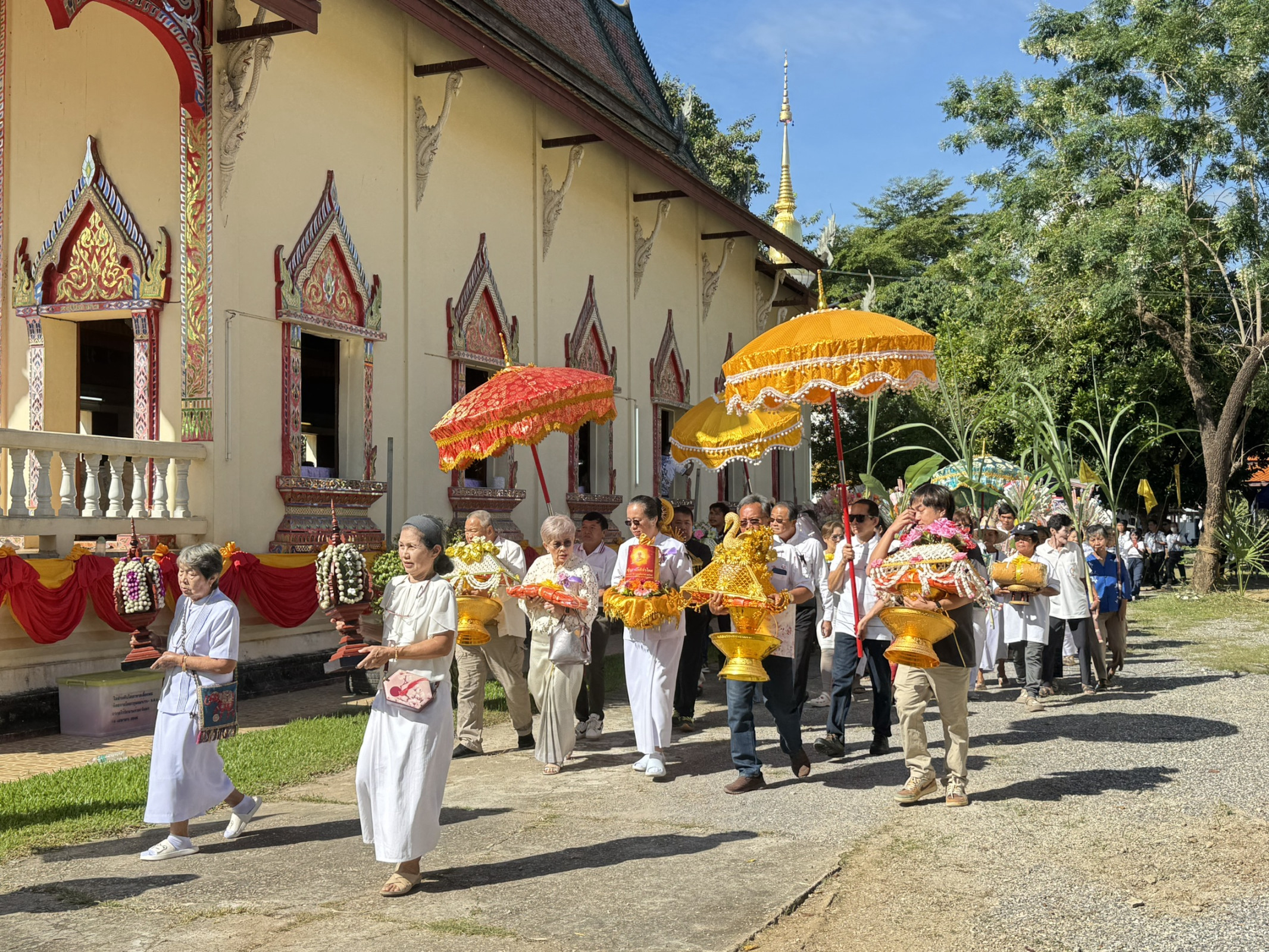 ภาพร่วมขบวนกฐินวัดนาแก้วตะวันตก