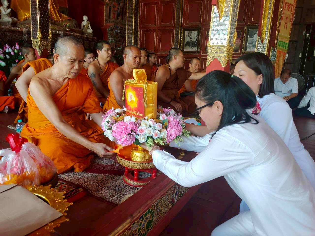 ภาพการถวายปัจจัยวัดม่อนจำศีล