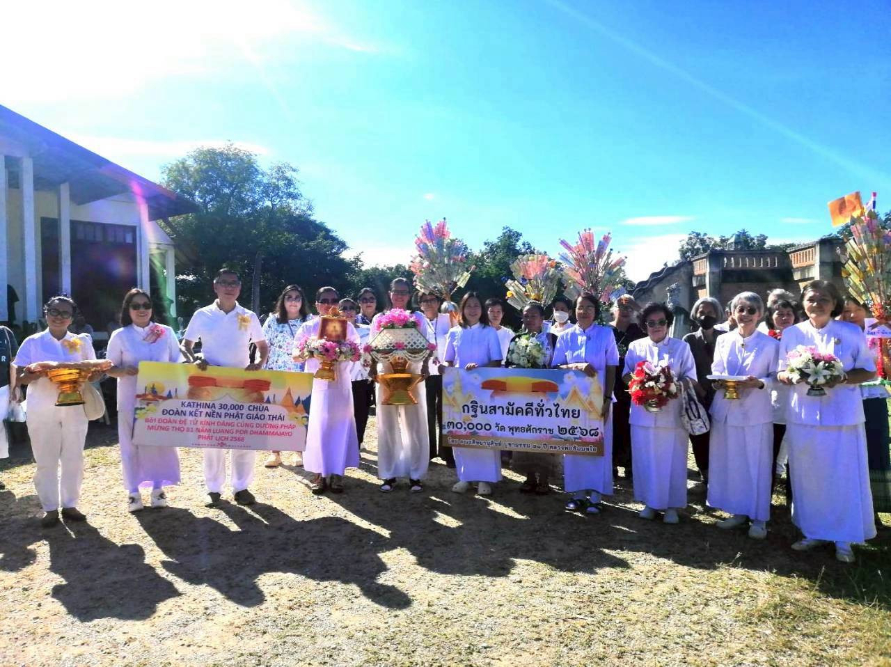 ภาพหมู่ถือพานถวายปัจจัยวัดม่อนจำศีล