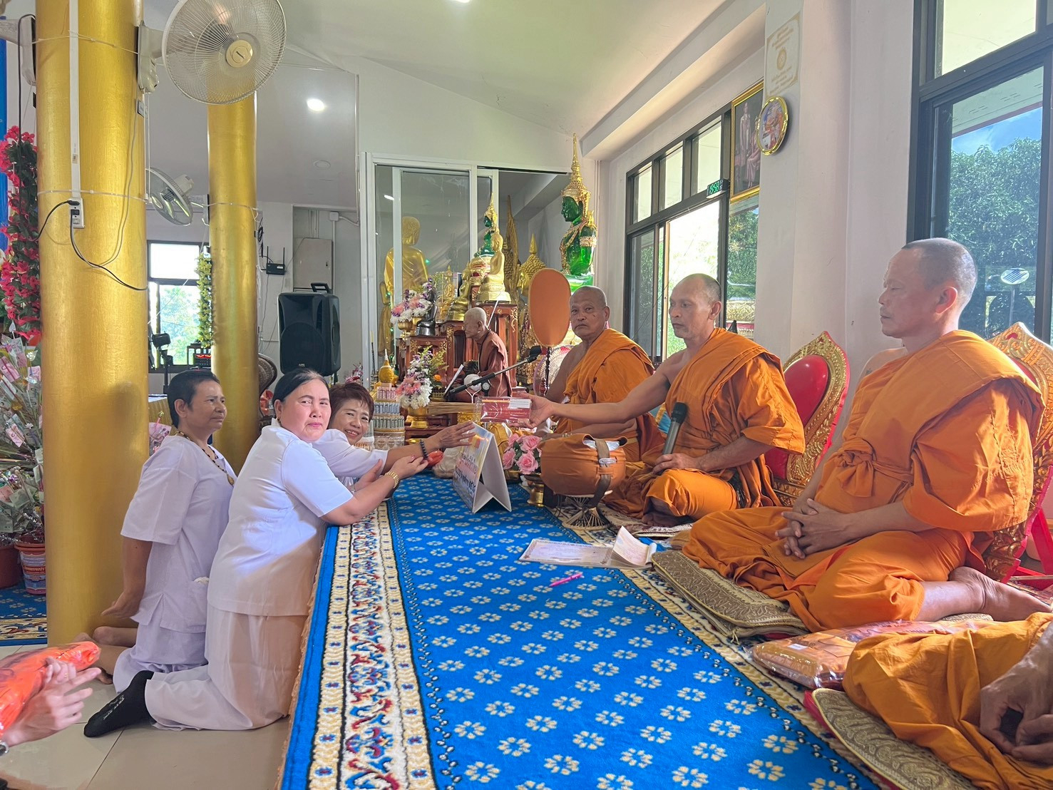 ภาพการถวายปัจจัยวัดหนองจะปราบ
