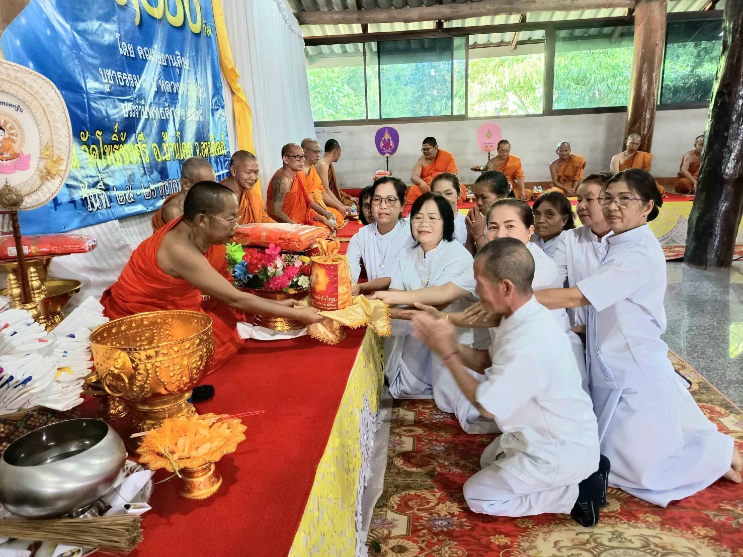 ภาพการถวายปัจจัยวัดโพธิ์ชัยศรี