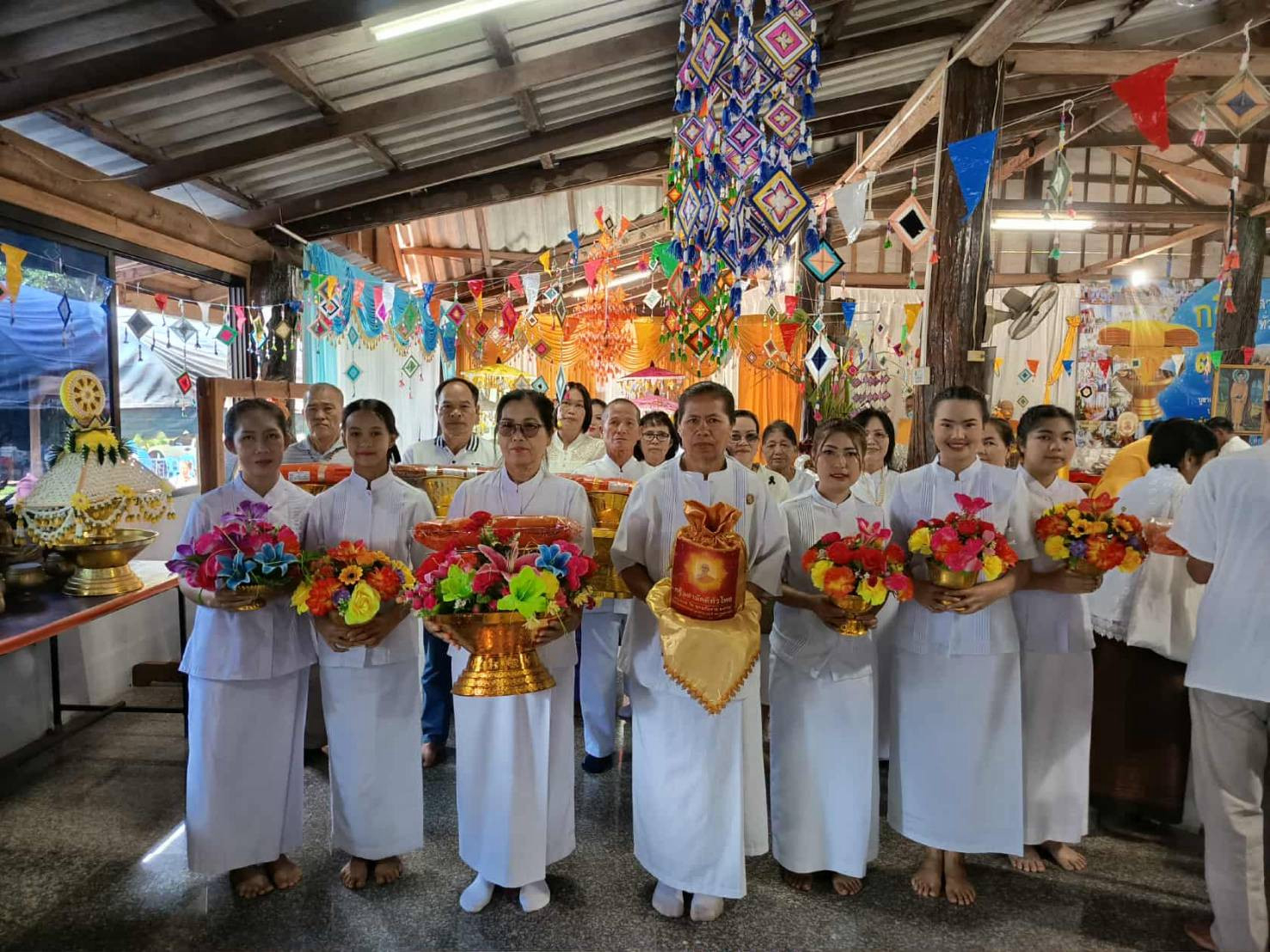 ภาพหมู่ถือพานถวายปัจจัยวัดโพธิ์ชัยศรี