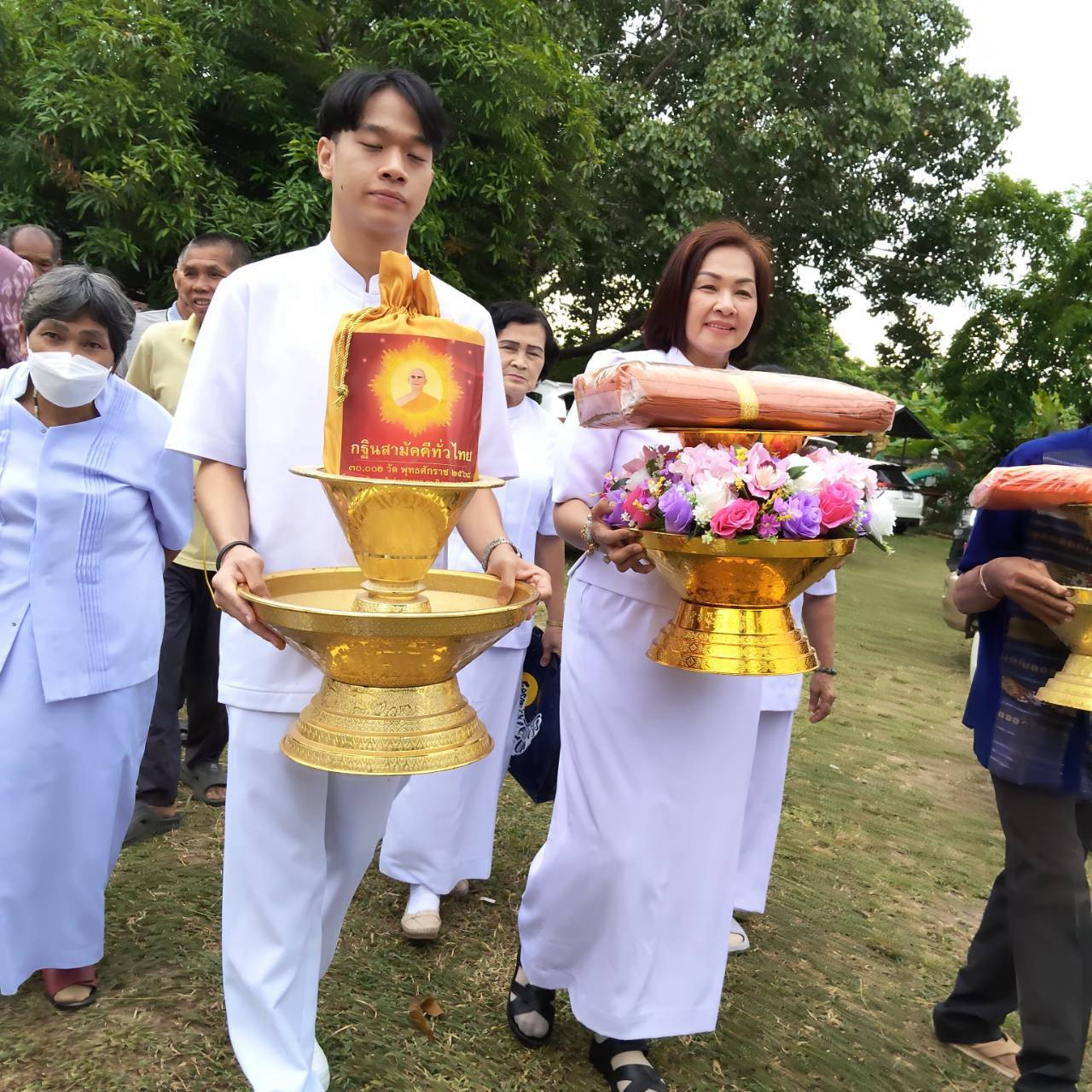 ภาพหมู่ถือพานถวายปัจจัยวัดอัมพวัน