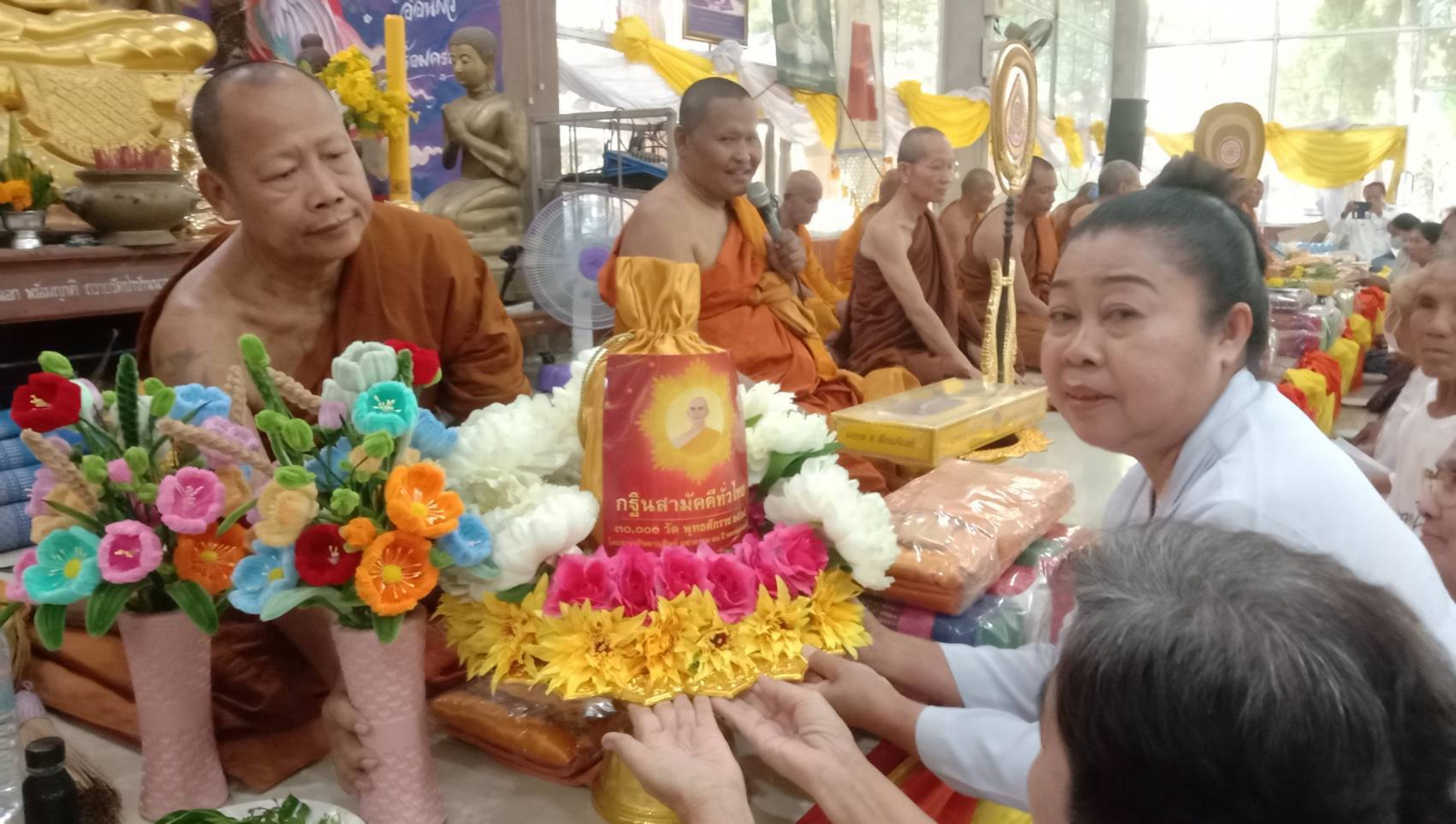 ภาพการถวายปัจจัยที่พักสงฆ์บำเพ็ญธรรม