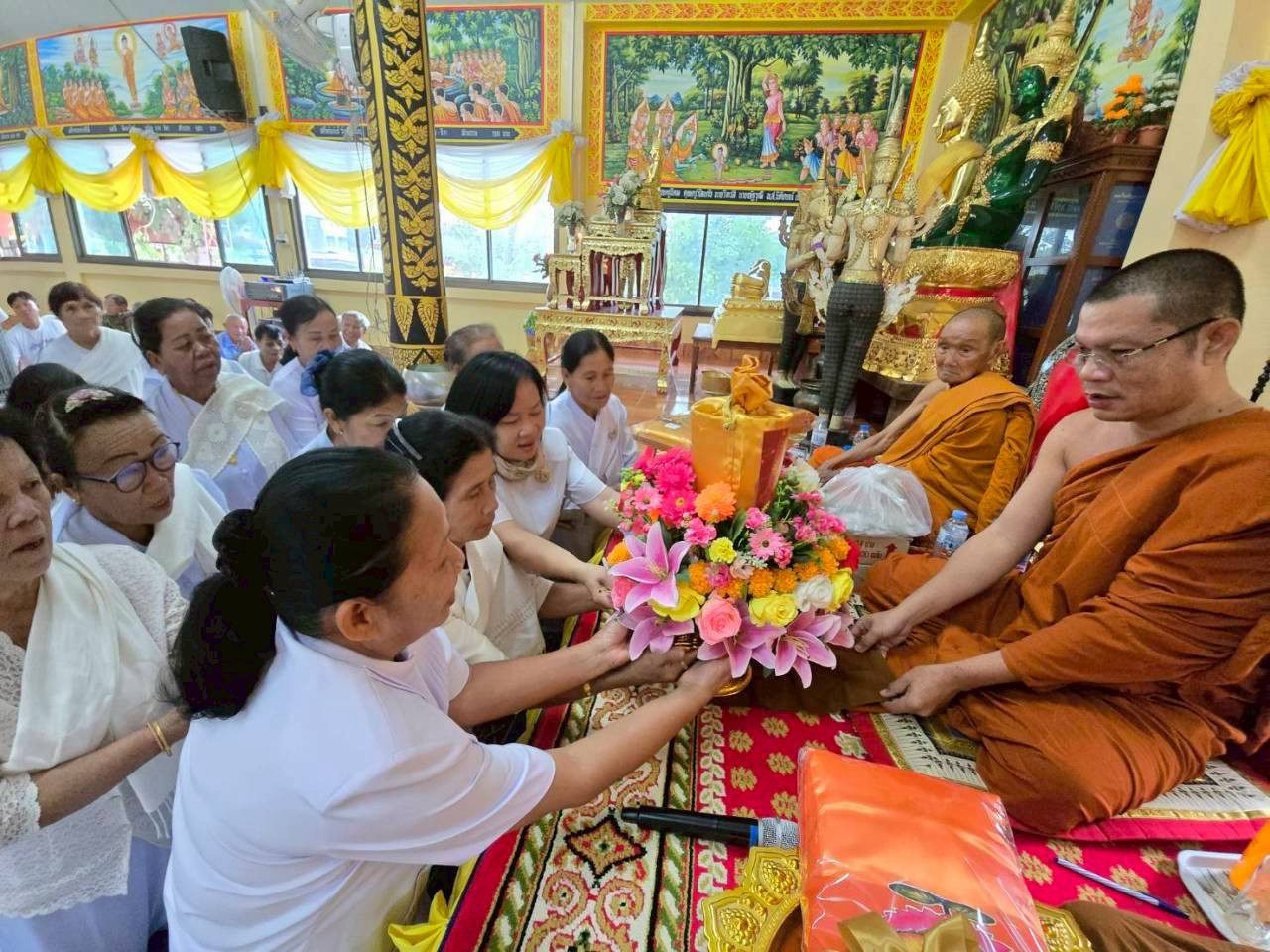 ภาพการถวายปัจจัยวัดศรีสมสนุกบ้านคุย