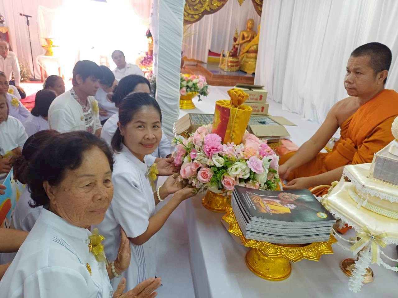 ภาพการถวายปัจจัยวัดสว่างบึงทอง