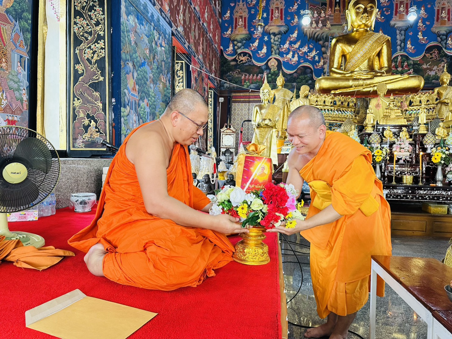 ภาพการถวายปัจจัยวัดคูหาสวรรค์