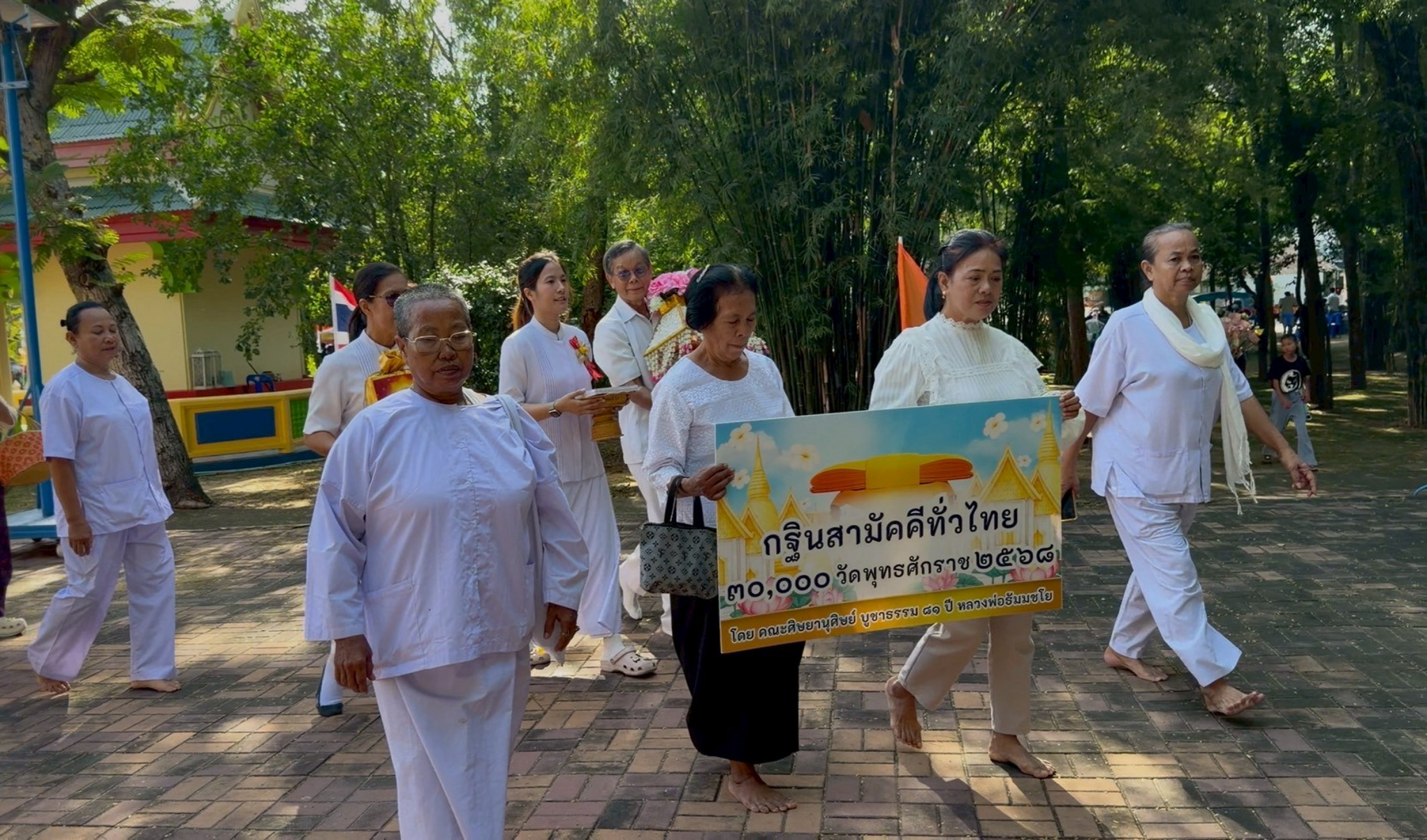 ภาพร่วมขบวนกฐินวัดประดับ