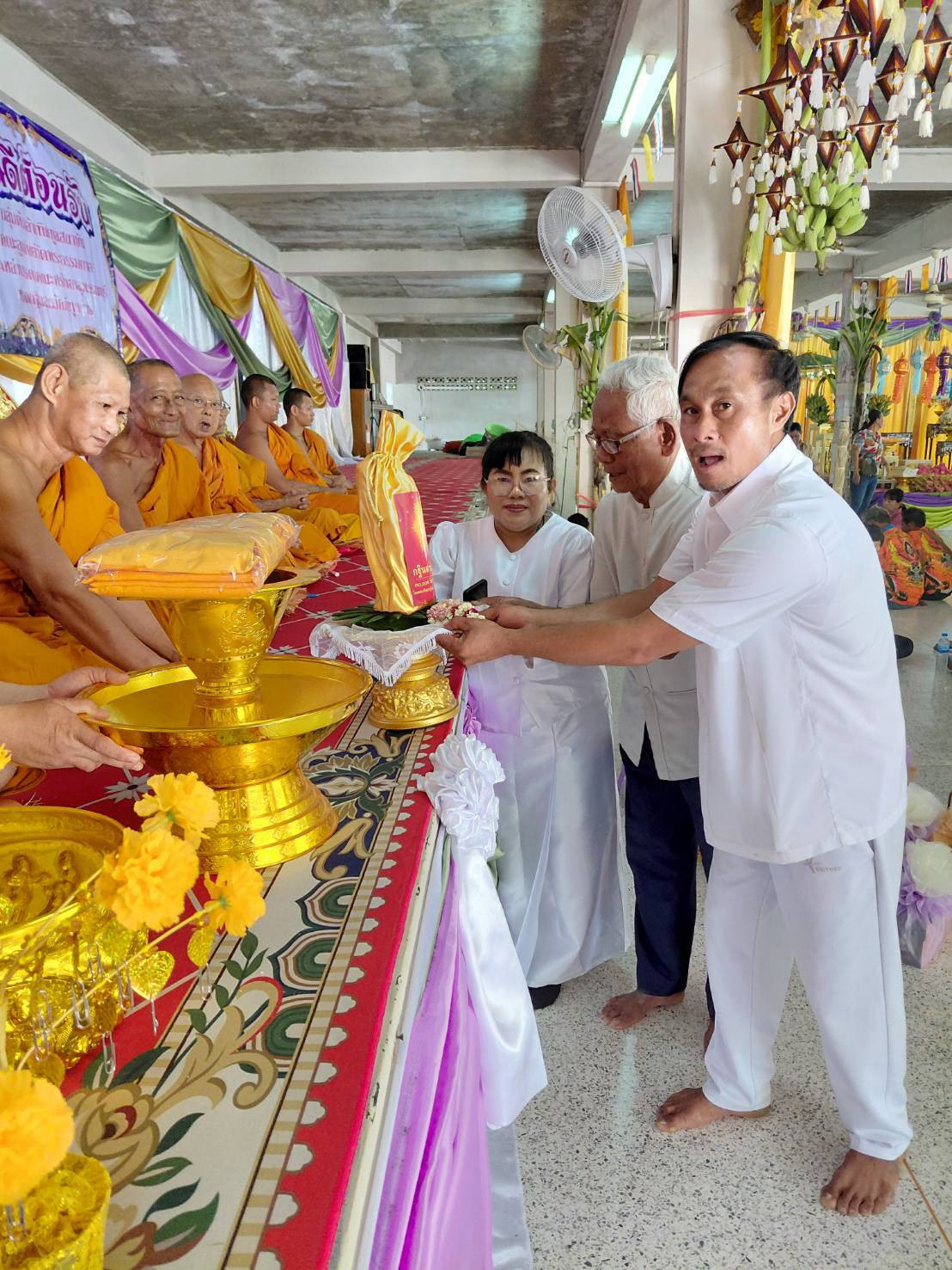 ภาพการถวายปัจจัยวัดน้ำลาด