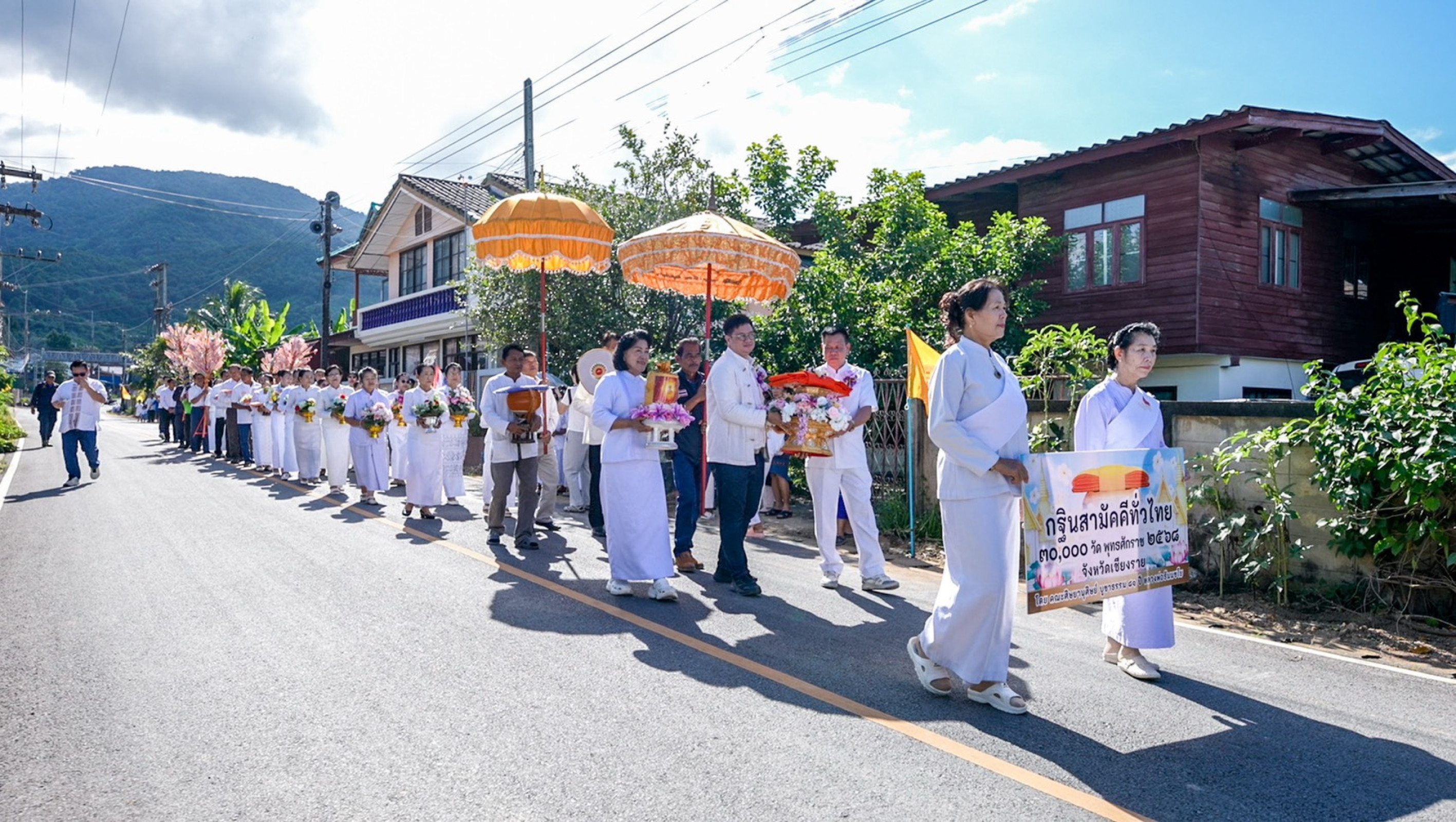 ภาพร่วมขบวนกฐินวัดพระเนตร