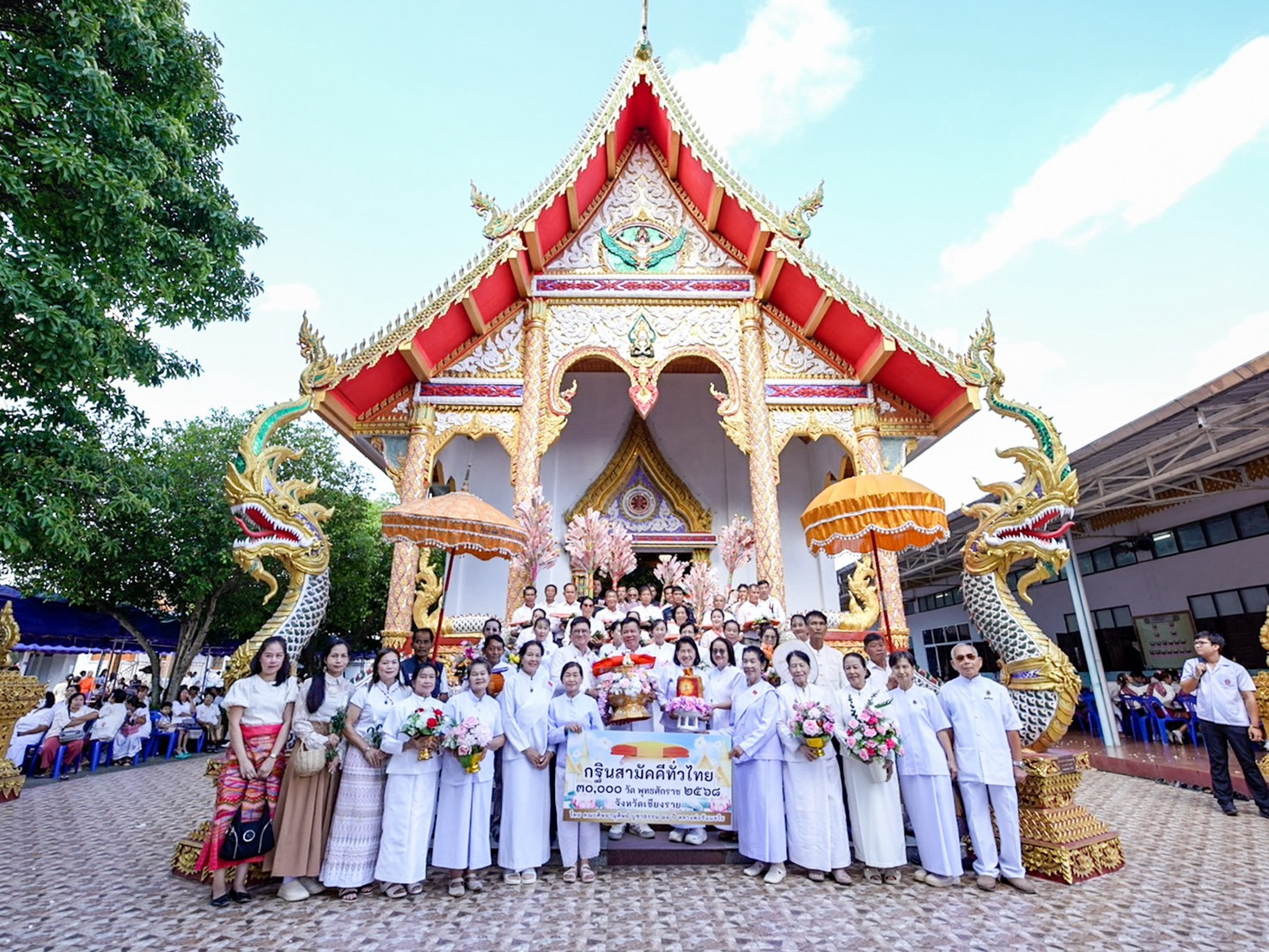 ภาพหมู่ถือพานถวายปัจจัยวัดพระเนตร