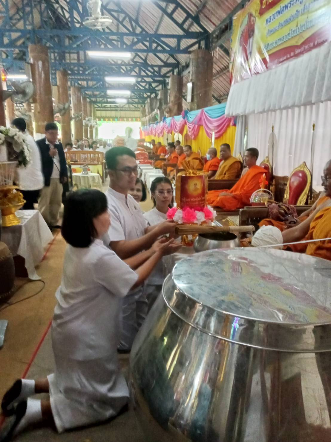 ภาพการถวายปัจจัยวัดพงป่าหวาย