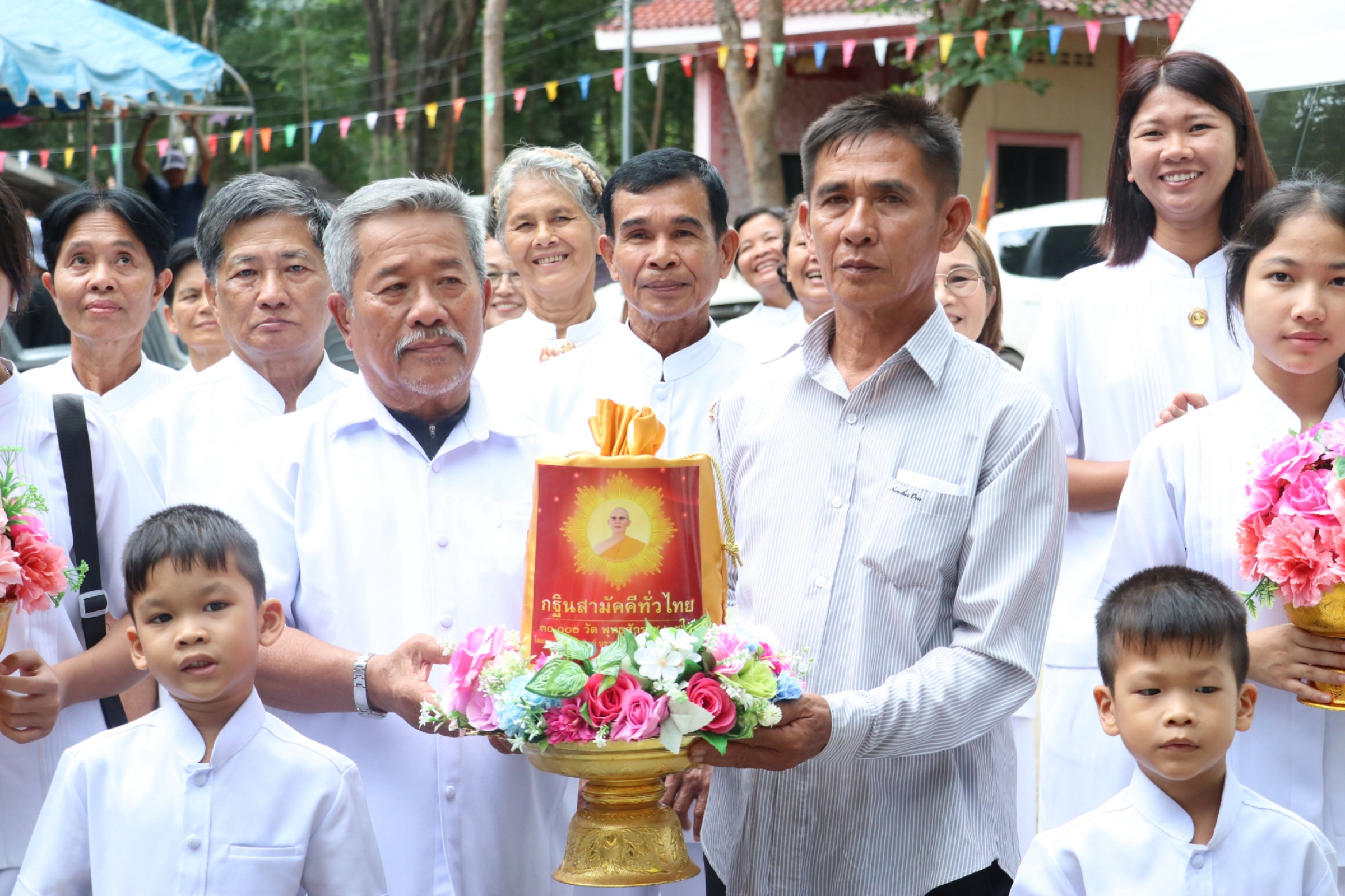 ภาพหมู่ถือพานถวายปัจจัยวัดพระพุทธบาทเขาน้อยเจริญธรรม