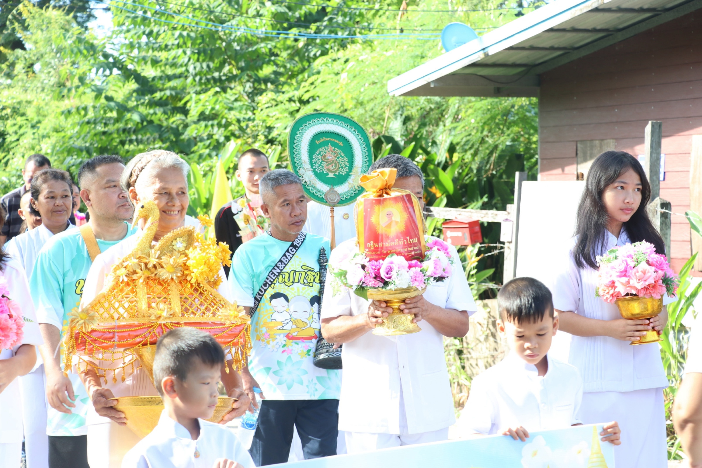 ภาพหมู่ถือพานถวายปัจจัยวัดศรีพรหมจักร