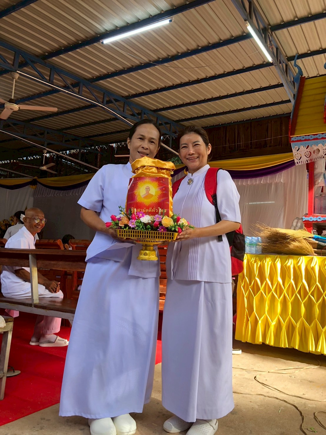 ภาพหมู่ถือพานถวายปัจจัยวัดศรีมงคล