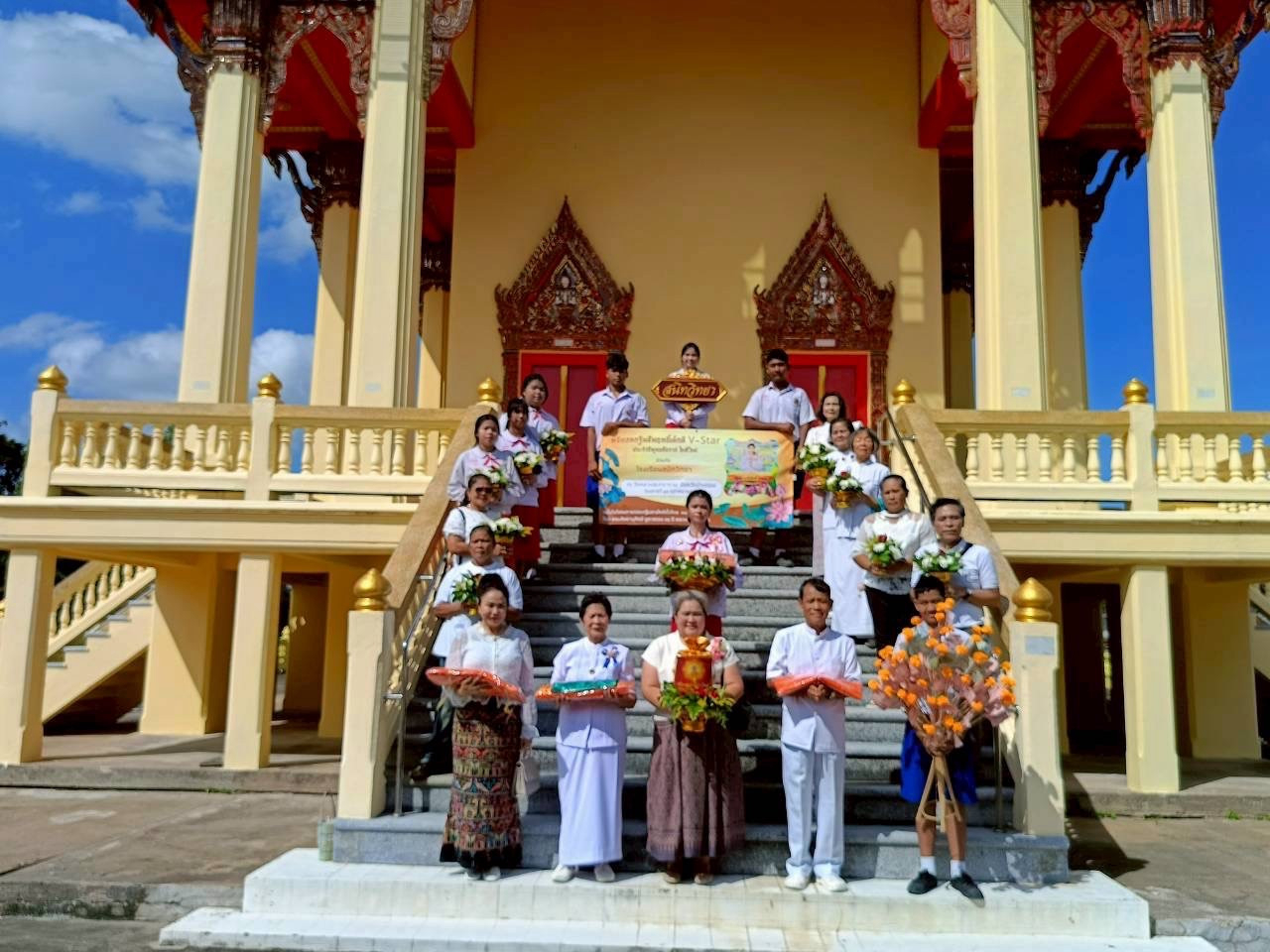 ภาพหมู่ถือพานถวายปัจจัยวัดหลวงสุนทราราม