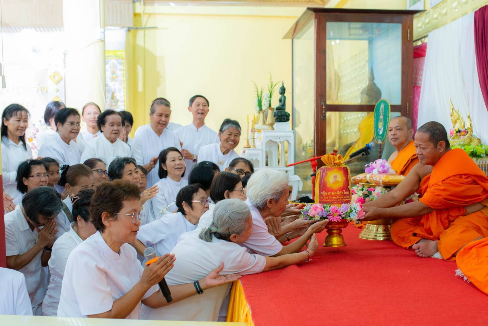 ภาพการถวายปัจจัยวัดหนองกะดวง