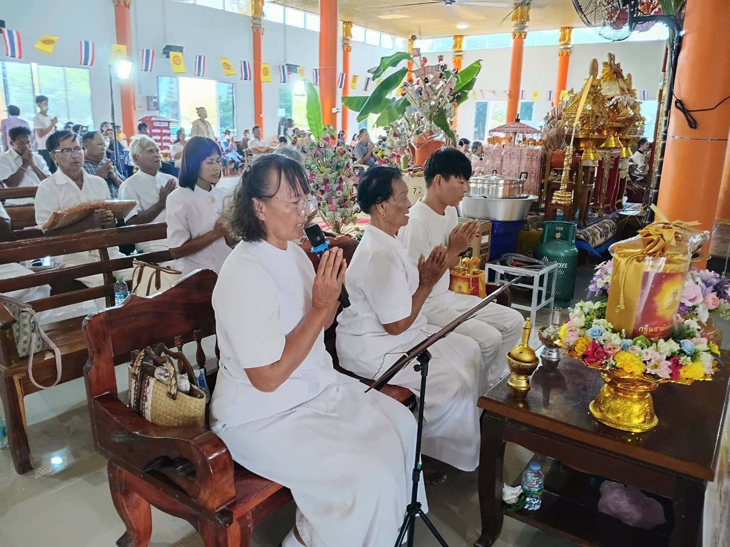 ภาพร่วมพิธีกรรมวัดน้ำเป็น