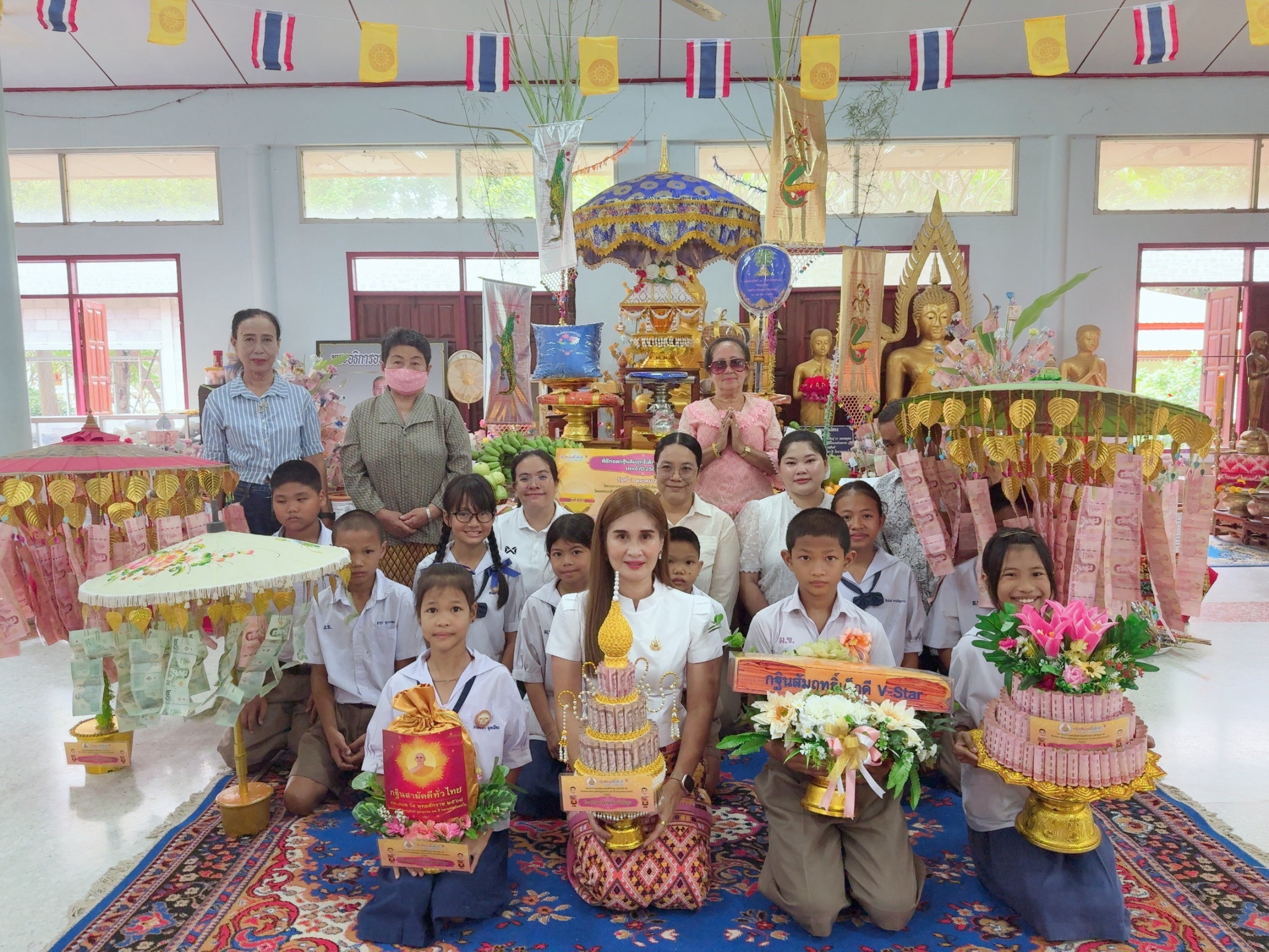 ภาพหมู่ถือพานถวายปัจจัยวัดท่าข้ามสาคร