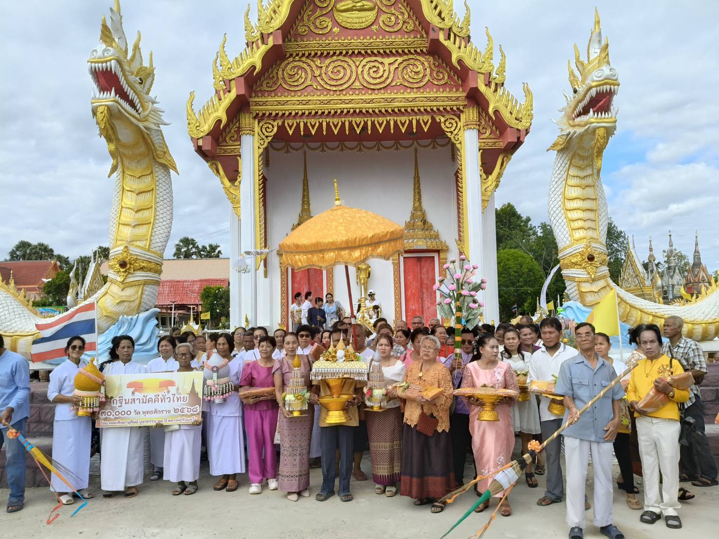 ภาพร่วมขบวนกฐินวัดนางออ