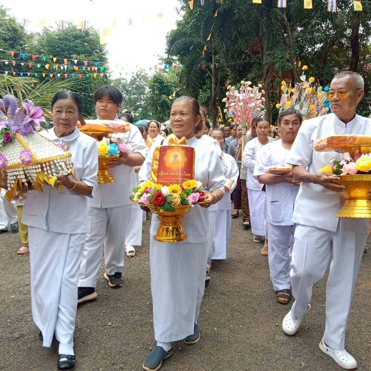 ภาพร่วมขบวนกฐินวัดโนนสมบูรณ์