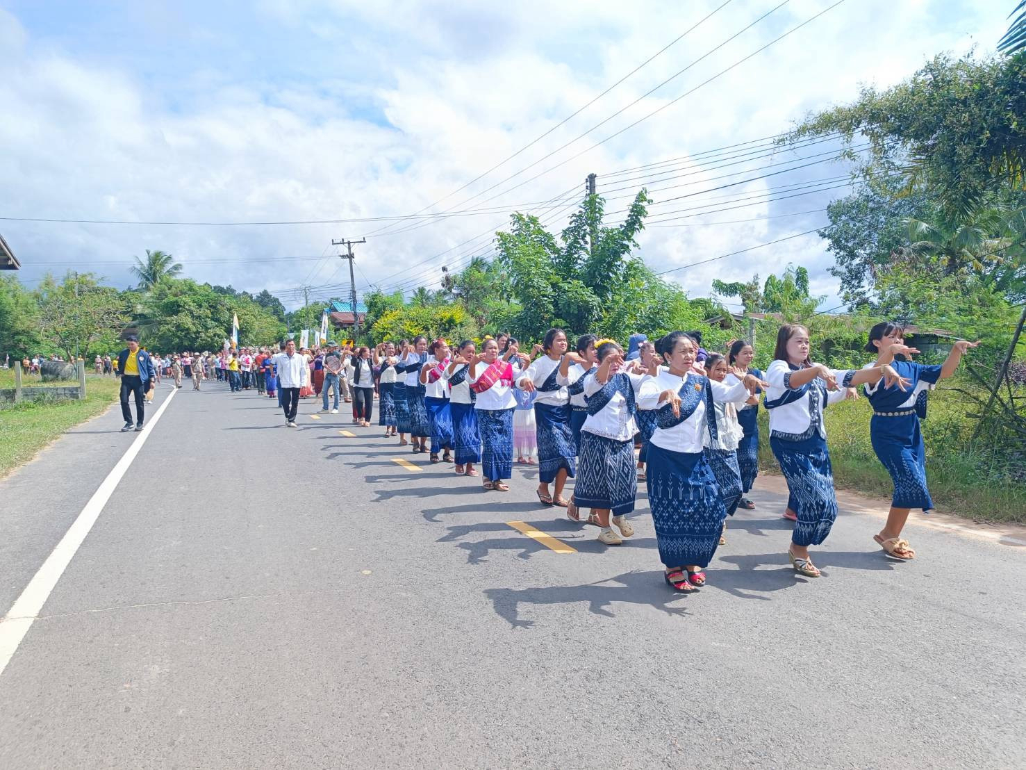 ภาพร่วมพิธีกรรมวัดเสนาสนาราม (บ้านกะลึง)
