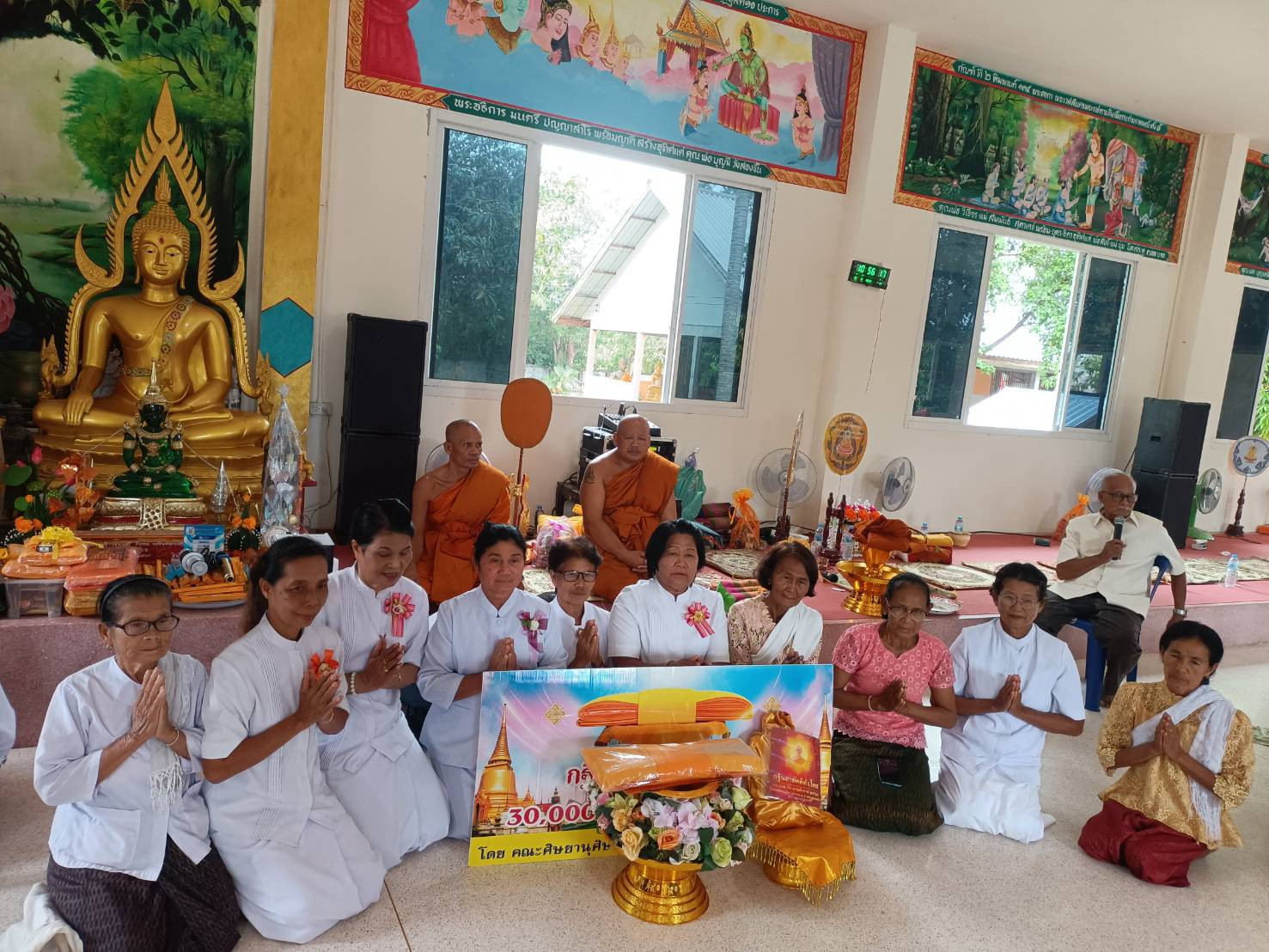 ภาพหมู่ถือพานถวายปัจจัยวัดตะเคียน