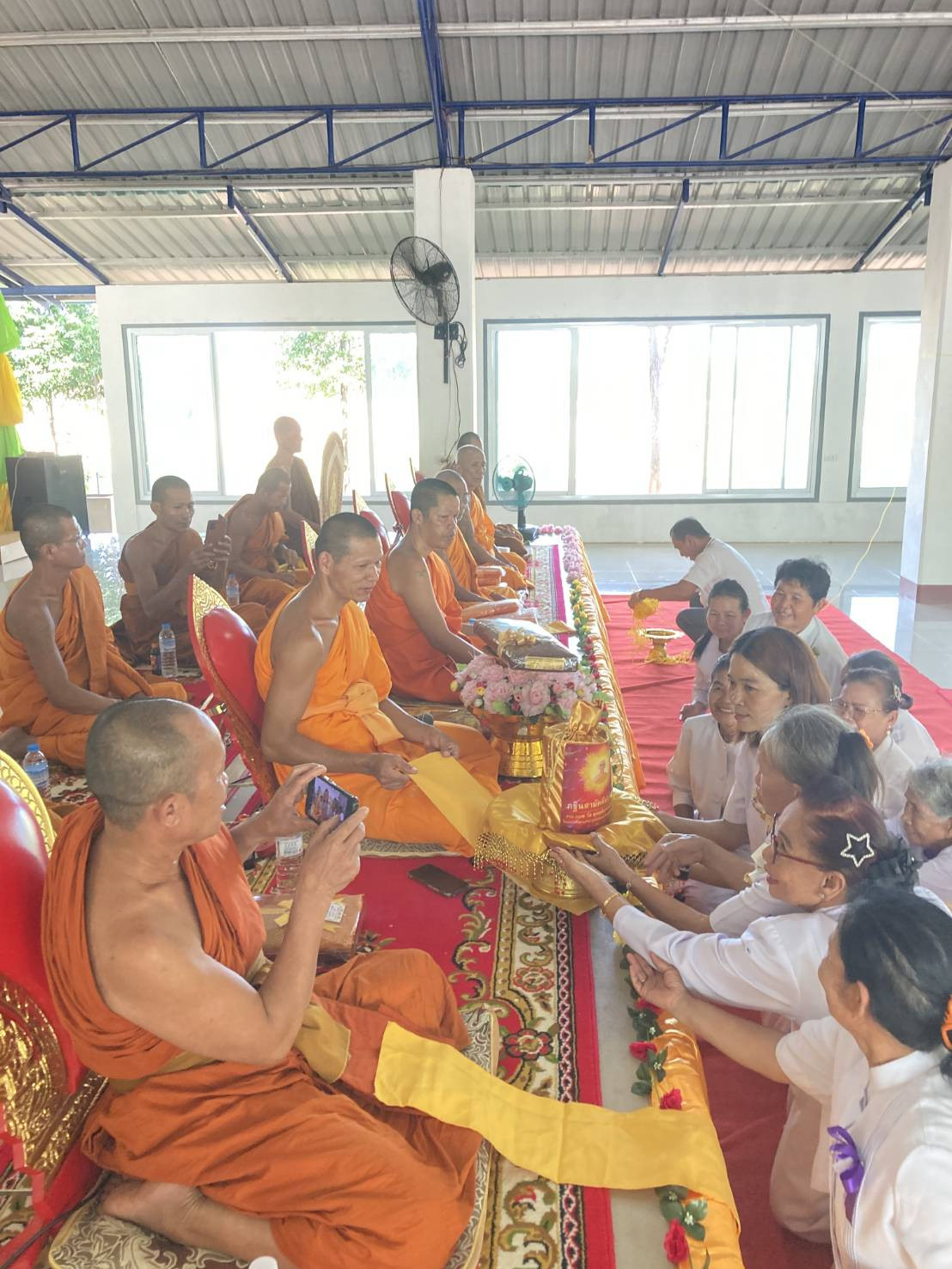 ภาพการถวายปัจจัยศูนย์ปฏิบัติธรรมสว่างมณีรัตน์