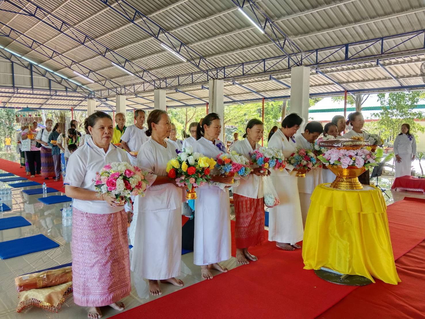 ภาพร่วมพิธีกรรมศูนย์ปฏิบัติธรรมสว่างมณีรัตน์