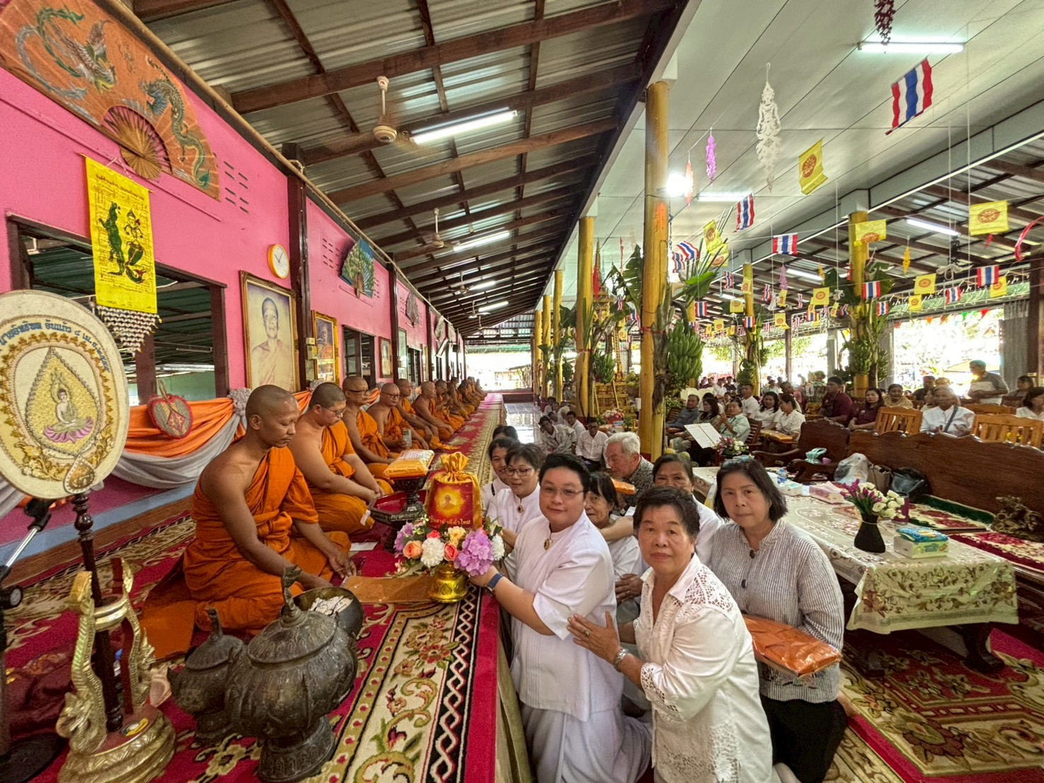 ภาพการถวายปัจจัยวัดหินแหลม