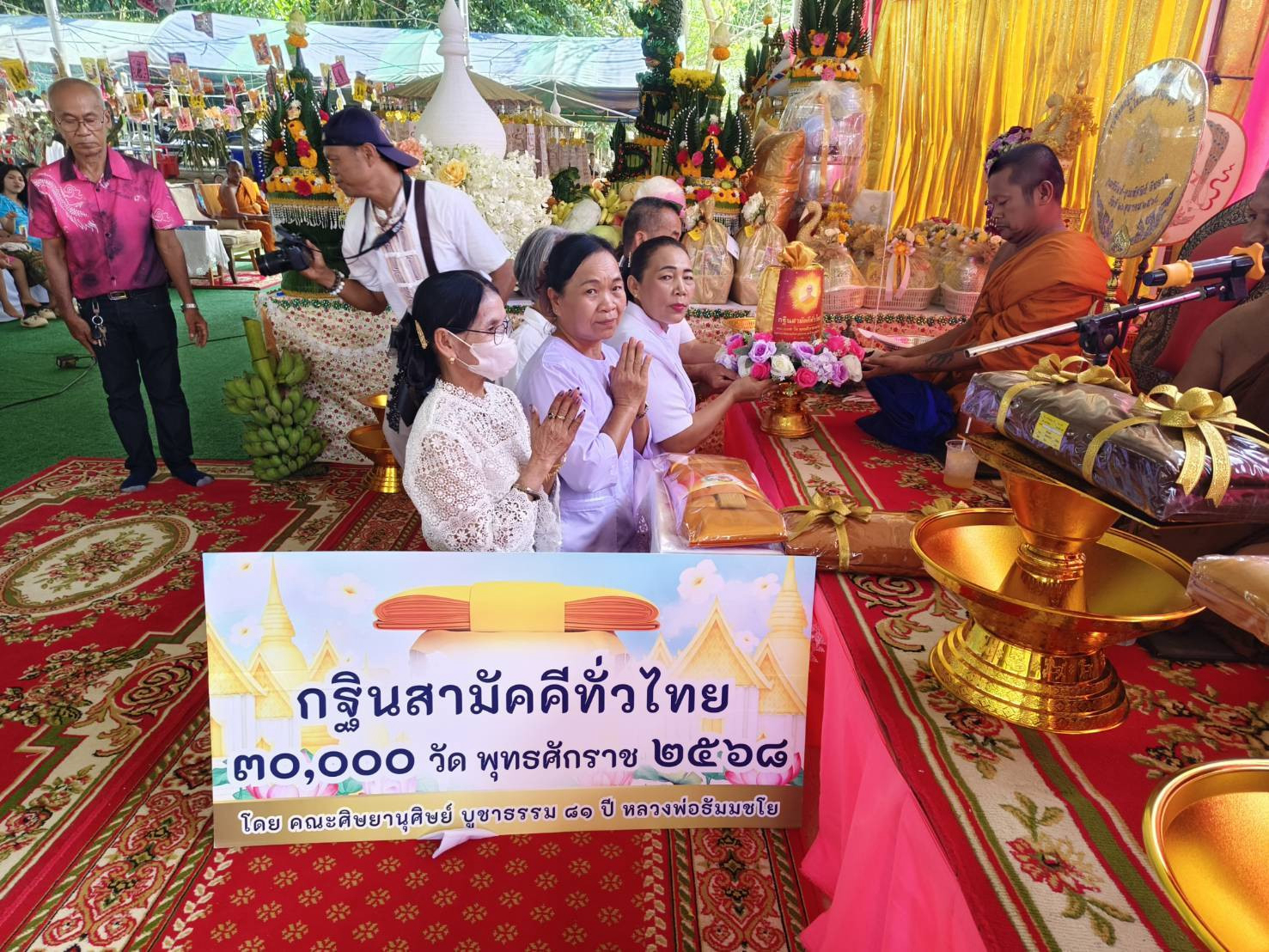 ภาพการถวายปัจจัยวัดเนินสวรรค์ฤทธาราม