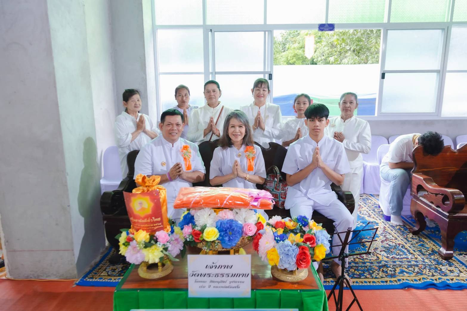 ภาพหมู่ถือพานถวายปัจจัยวัดไทรทองพัฒนา