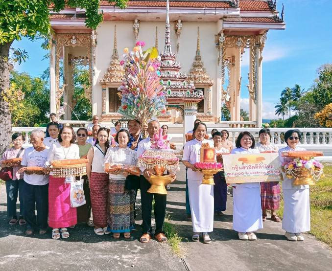 ภาพหมู่ถือพานถวายปัจจัยวัดประจิม