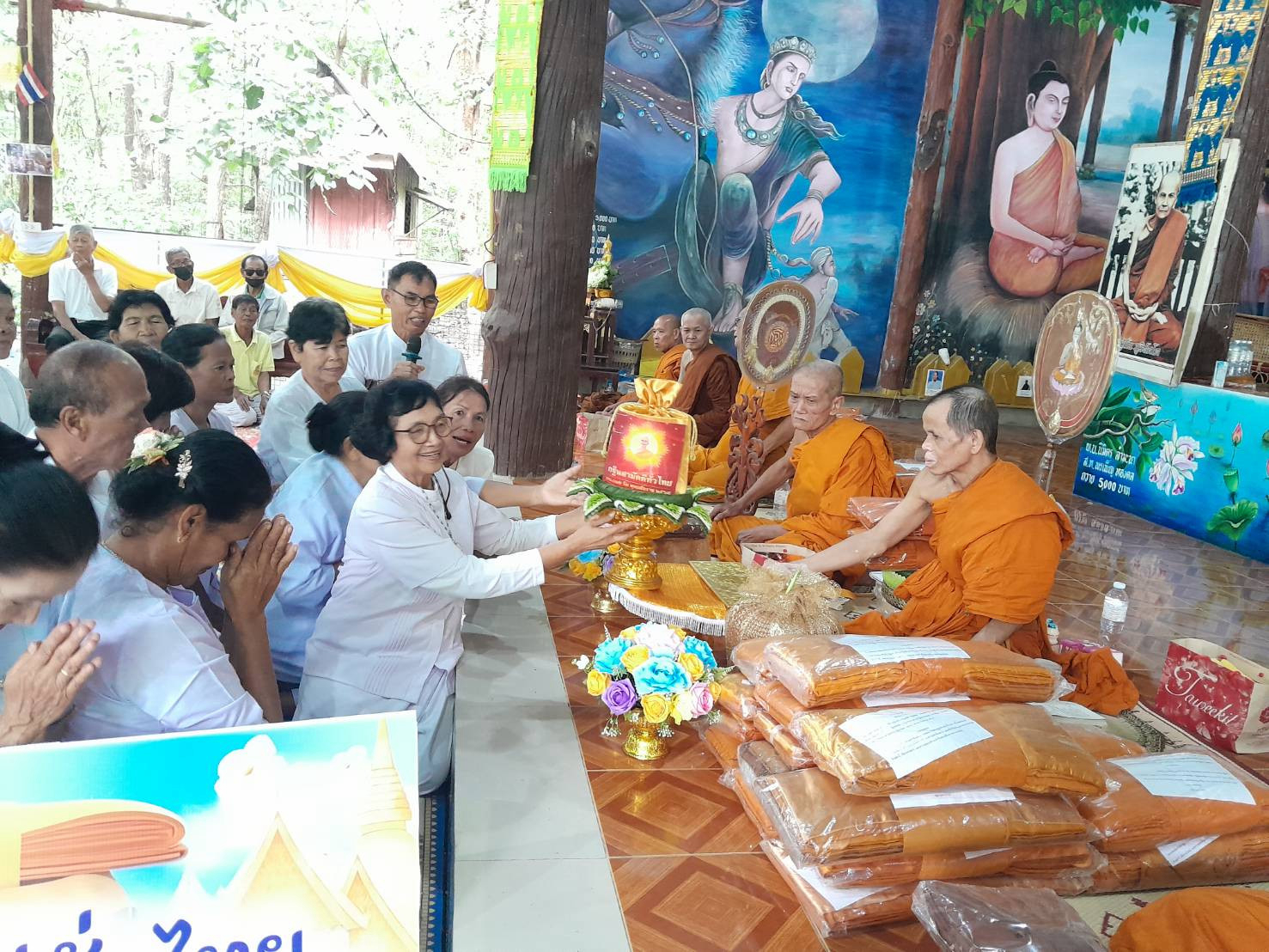 ภาพการถวายปัจจัยที่พักสงฆ์ป่าชุมชนถาวร