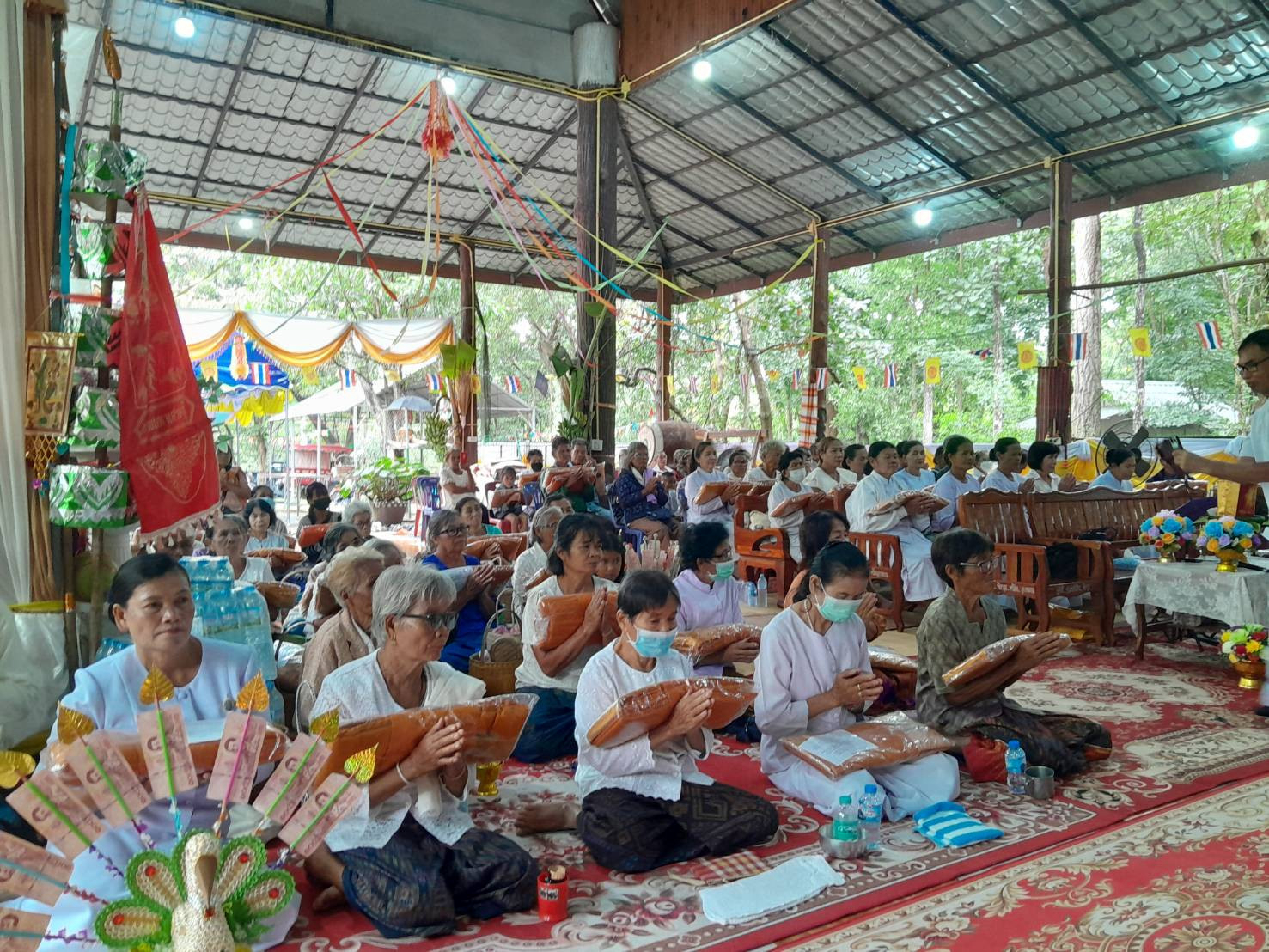ภาพร่วมพิธีกรรมที่พักสงฆ์ป่าชุมชนถาวร