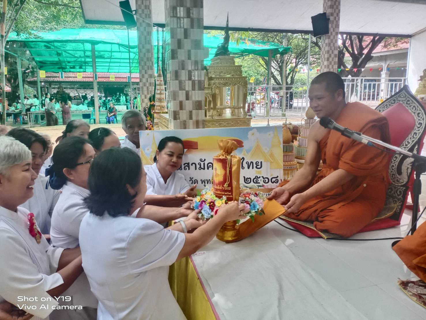 ภาพหมู่ถือพานถวายปัจจัยวัดตาวรตาเมาะ