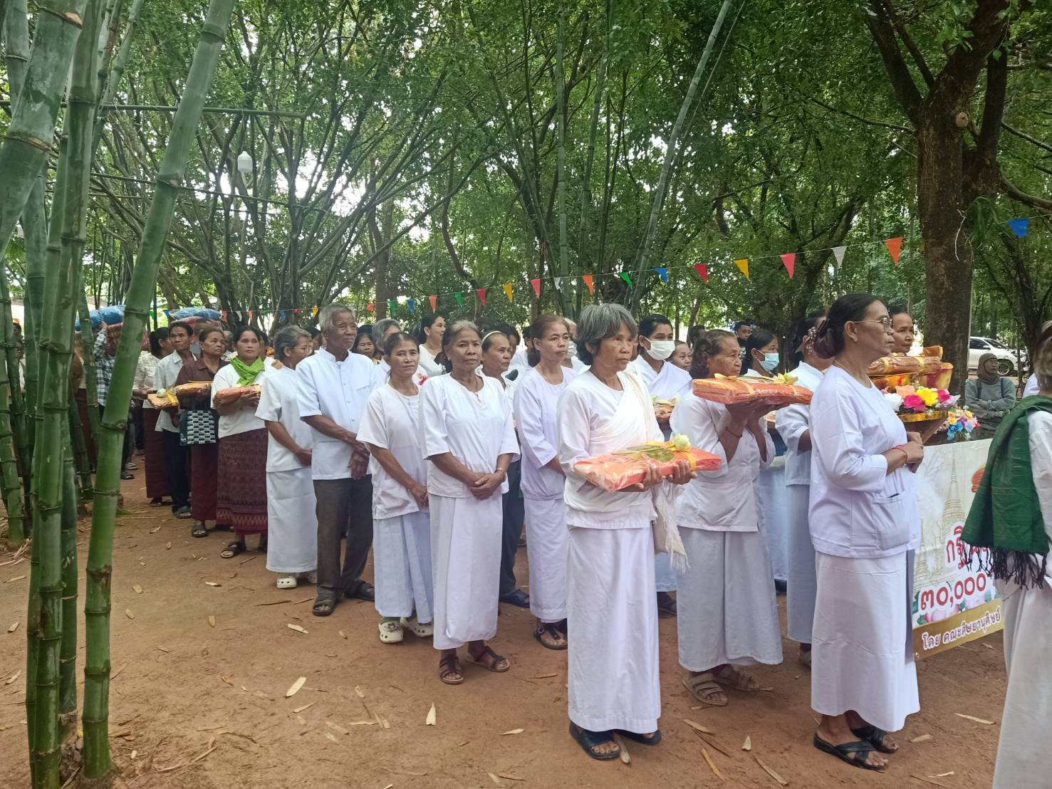 ภาพร่วมพิธีกรรมวัดตาวรตาเมาะ